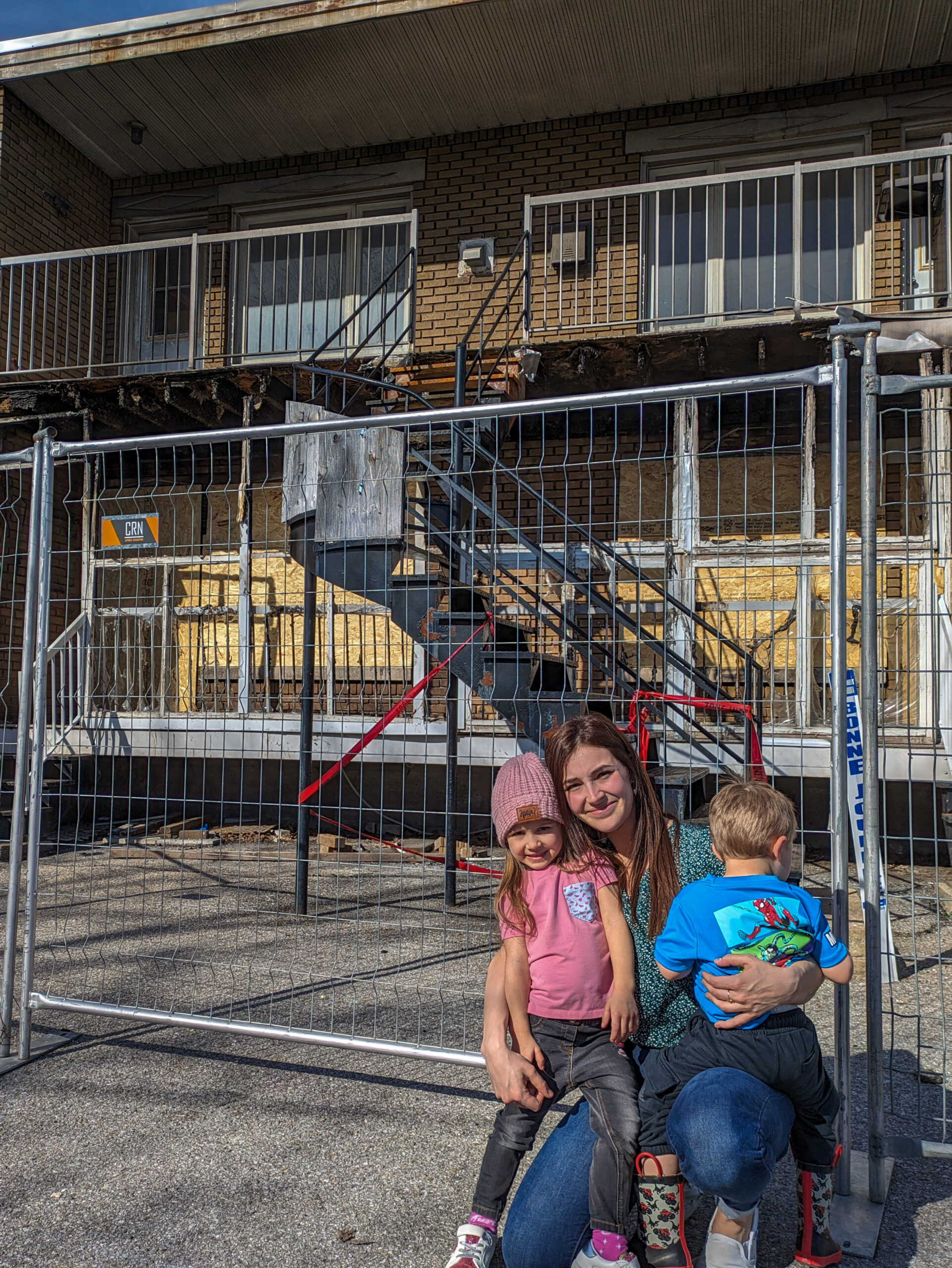 Coralie et ses deux enfants devant leur ancien immeuble de l’avenue Pagé qui s’est fait cambrioler. Photo Adam Bolestridge | Le Courrier ©