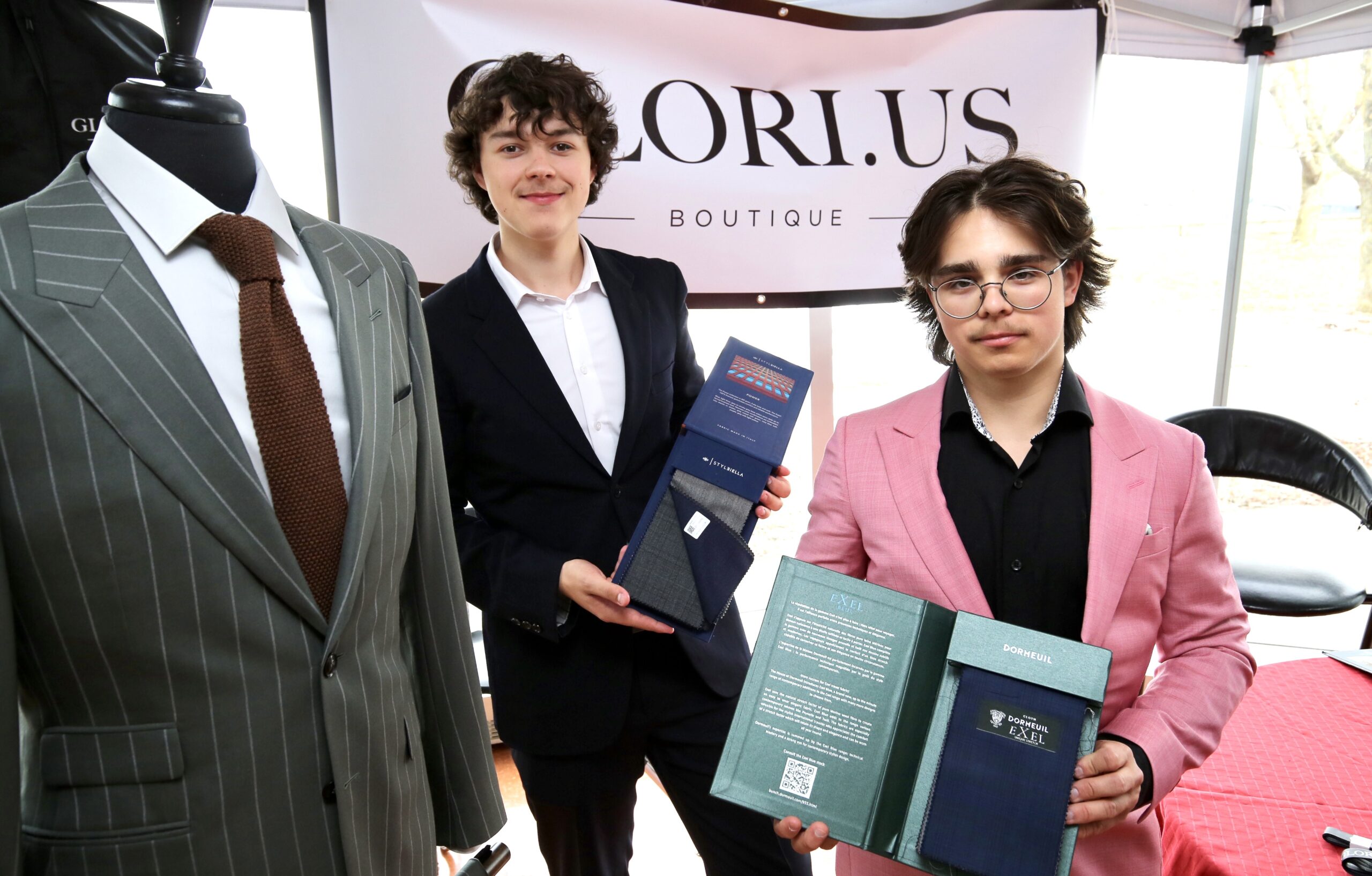 Jetsun Deslauriers et Charle-Olivier Bernard ont remporté la première place grâce à leur entreprise d’habits sur mesure. Photo Robert Gosselin | Le Courrier ©