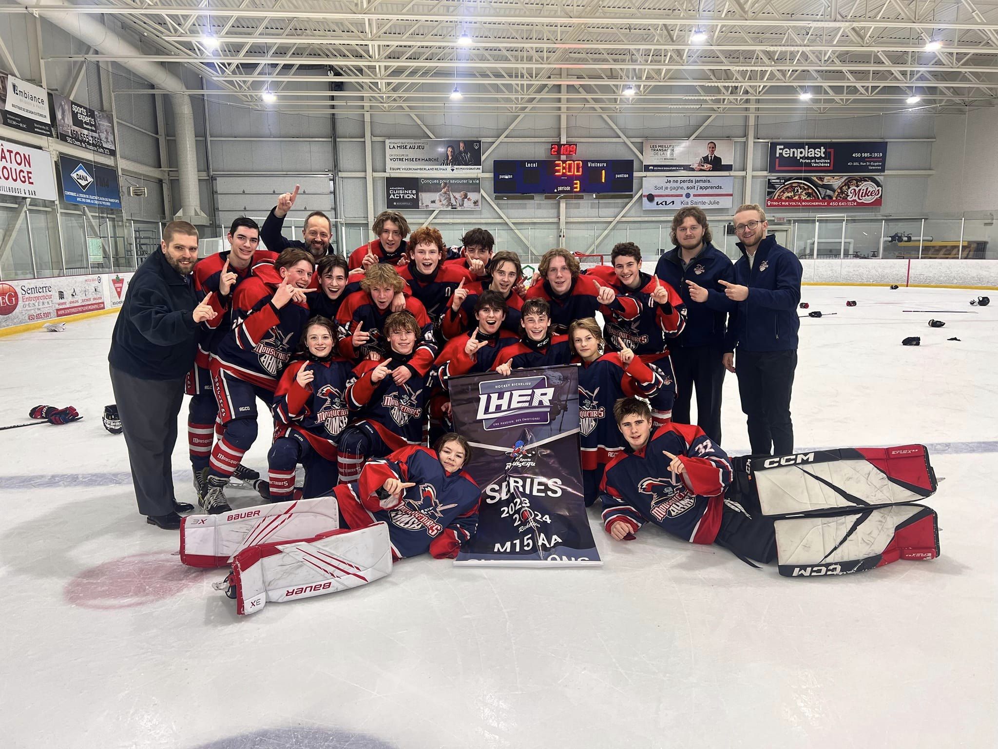 Mousquetaires M15 AA : Champions de la saison régulière, les Mousquetaires M15 AA de Saint-Hyacinthe ont fait honneur à leur statut de favoris en remportant les séries éliminatoires. Ils ont signé une victoire de 5 à 1 contre les Griffons du Richelieu en finale pour mettre la main sur le titre. Leur parcours en séries a néanmoins été marqué par des matchs serrés alors que deux victoires ont été remportées par seulement un but d’écart. En saison régulière, l’équipe a présenté une fiche de 21 victoires, 4 défaites et 1 défaite en tirs de barrage. Les Mousquetaires M15 AA sont qualifiés pour le championnat provincial, où la Coupe Chevrolet sera à l’enjeu. Ce tournoi, qui regroupera les meilleures équipes élites du Québec, se tiendra du 18 au 21 avril en Mauricie.