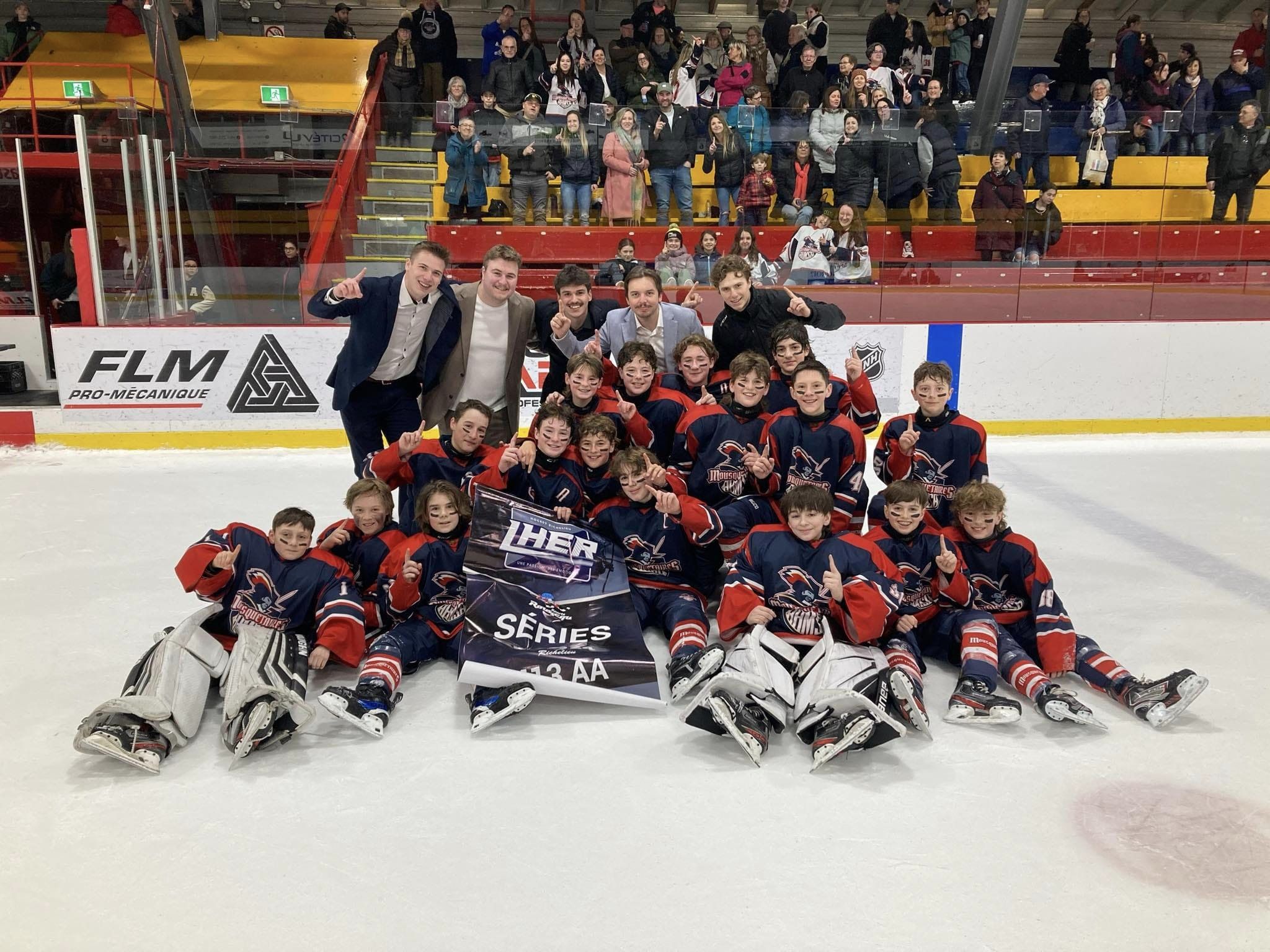 Mousquetaires M13 AA : Les Mousquetaires M13 AA de Saint-Hyacinthe ont été sacrés champions des séries éliminatoires de la Ligue de hockey élite du Richelieu (LHER) à la maison, sur la glace du Stade L.-P.-Gaucher, avec une victoire de 5 à 0 contre les Forts de Chambly. Ils prennent ainsi la direction de la Coupe Chevrolet. En demi-finale, ils avaient aussi écrasé les Étoiles du Saint-Laurent 11 à 2. Les Mousquetaires M13 AA réussissaient ainsi le doublé après avoir été couronnés champions de la saison régulière avec une fiche de 19 victoires, 4 défaites, 1 défaite en tirs de barrage et 2 matchs nuls.