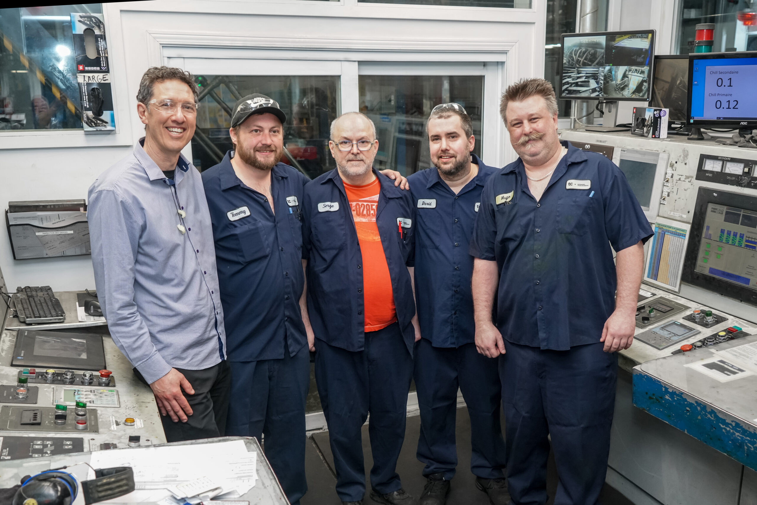 Le directeur de l’usine, Martin Clair, en compagnie d’une partie de la dernière brigade. Photo François Larivière | Le Courrier ©