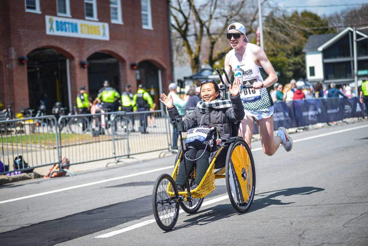 Julien Pinsonneault a survolé le marathon de Boston en moins de 3 h en compagnie de May Lim. Photo gracieuseté