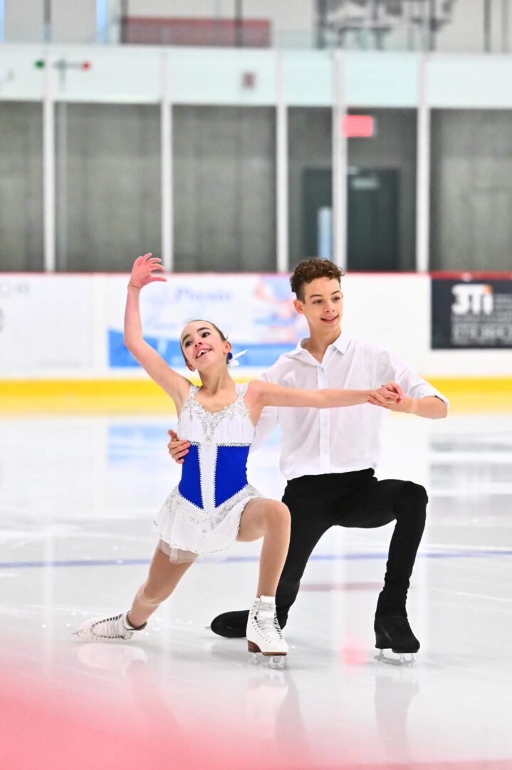 Mélodie Martel et Tristan Ayala Seyer, l’un des rares couples chez les jeunes en patinage artistique, ont remporté le championnat de patinage Star la fin de semaine dernière. Photo gracieuseté
