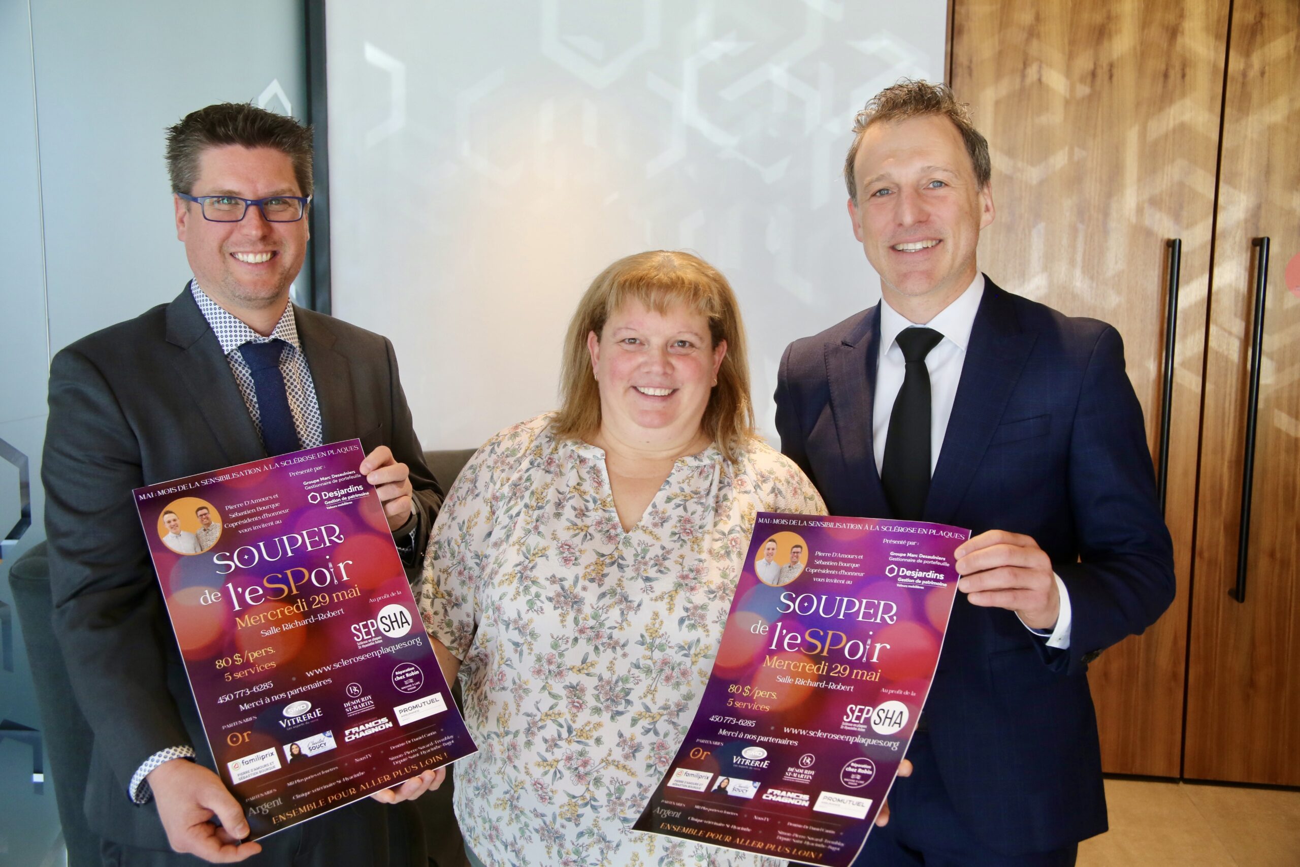 Les coprésidents d’honneur de tout le Mois de la sensibilisation à la sclérose en plaques, en mai, les pharmaciens propriétaires affiliés à Familiprix Pierre D’Amours et Sébastien Bourque, en compagnie de la présidente de l’organisme Sclérose en plaques Saint-Hyacinthe–Acton (SEPSHA), Annick Daviau. Photo Robert Gosselin | Le Courrier ©