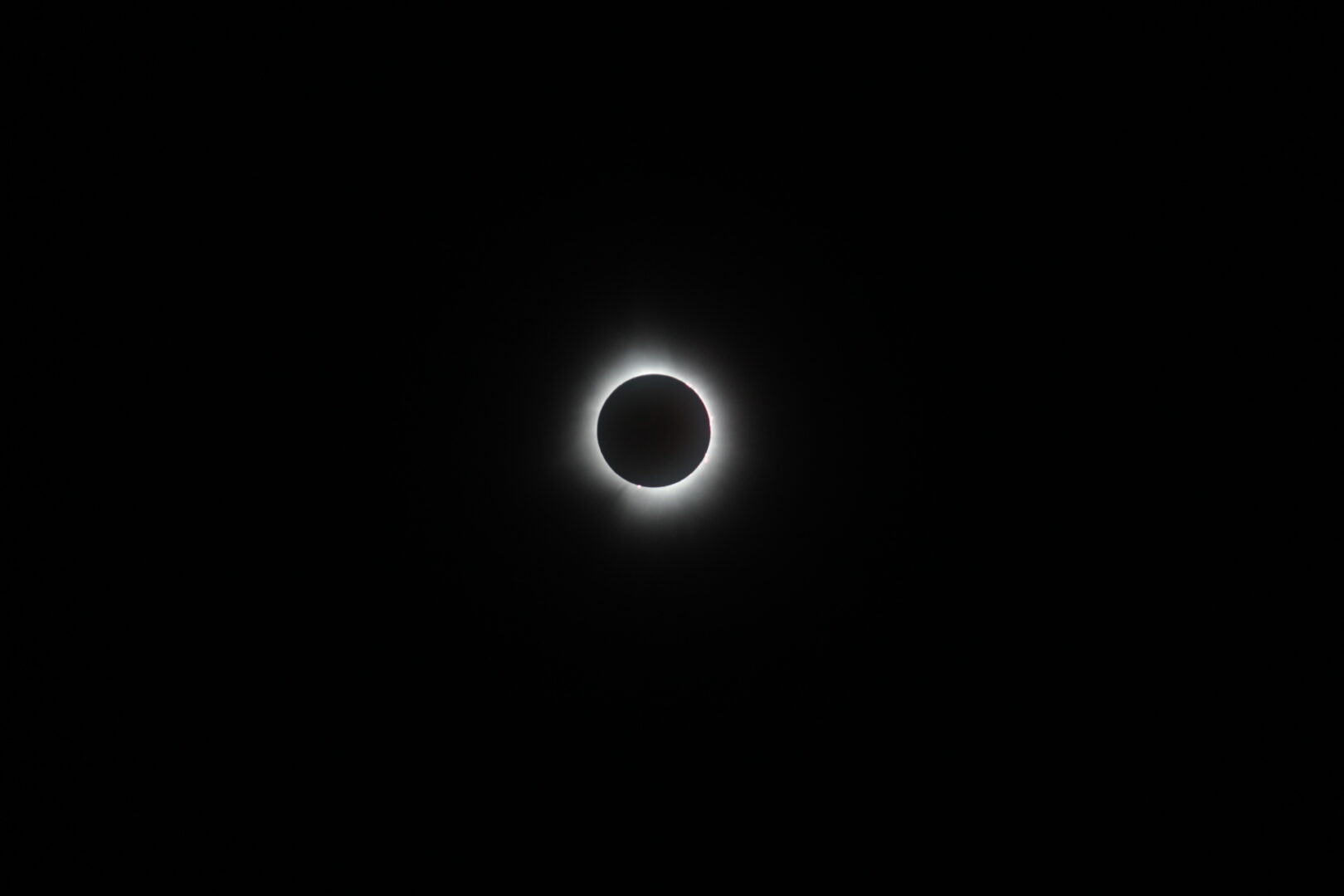 L’éclipse solaire totale du 8 avril croquée par le photographe du COURRIER Adam Bolestridge. Photo Adam Bolestridge | Le Courrier ©