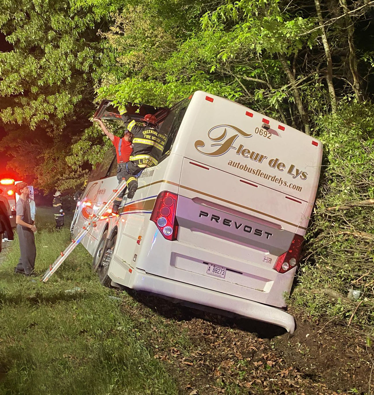 L’autobus dans lequel prenaient place des joueurs de baseball de l’école secondaire Fadette s’est retrouvé en bien mauvaise posture à la suite d’un accident. Photo gracieuseté