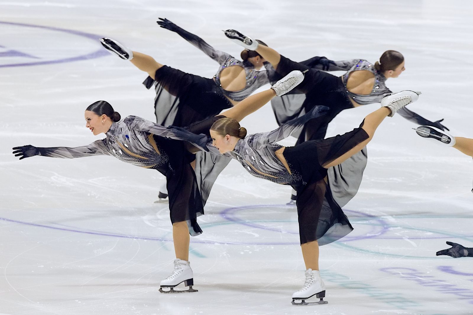 La Maskoutaine Madisson Angers (à droite, à l’avant-plan) a raflé la médaille d’or au Championnat du monde junior de patinage synchronisé avec les Suprêmes de Saint-Léonard. Photo gracieuseté