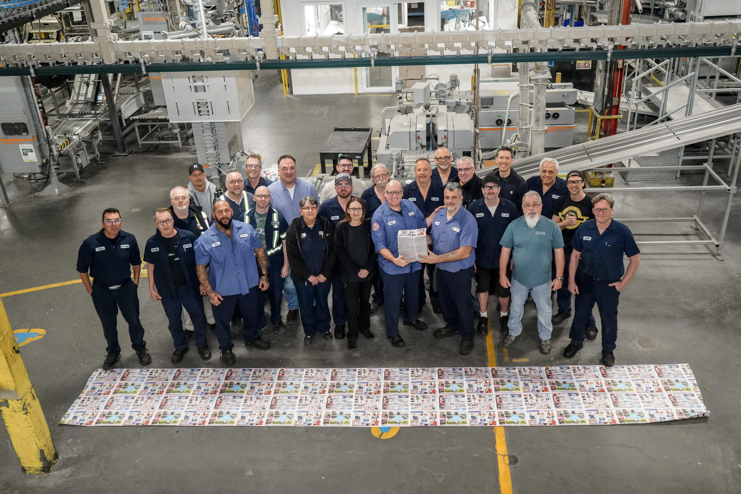 Des employés du dernier quart de travail de l’usine TC Transcontinental de Saint-Hyacinthe ont posé fièrement avec les dernières circulaires imprimées le 20 avril au matin. Photo François Larivière | Le Courrier ©