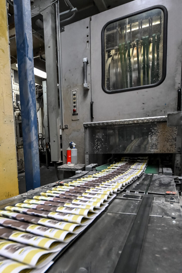 Fraîchement imprimées, les dernières circulaires sont sorties de presse samedi matin à l’usine de Saint-Hyacinthe. Photo François Larivière | Le Courrier ©