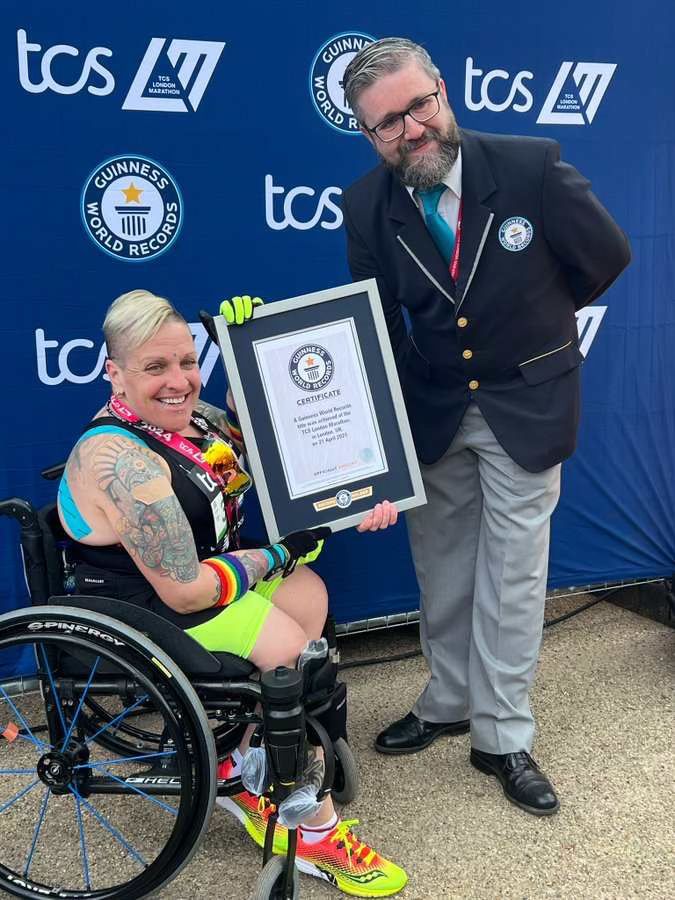 La Maskoutaine Jani Barré reçoit une plaque d’un représentant des records Guinness au fil d’arrivée du marathon de Londres. Photo gracieuseté