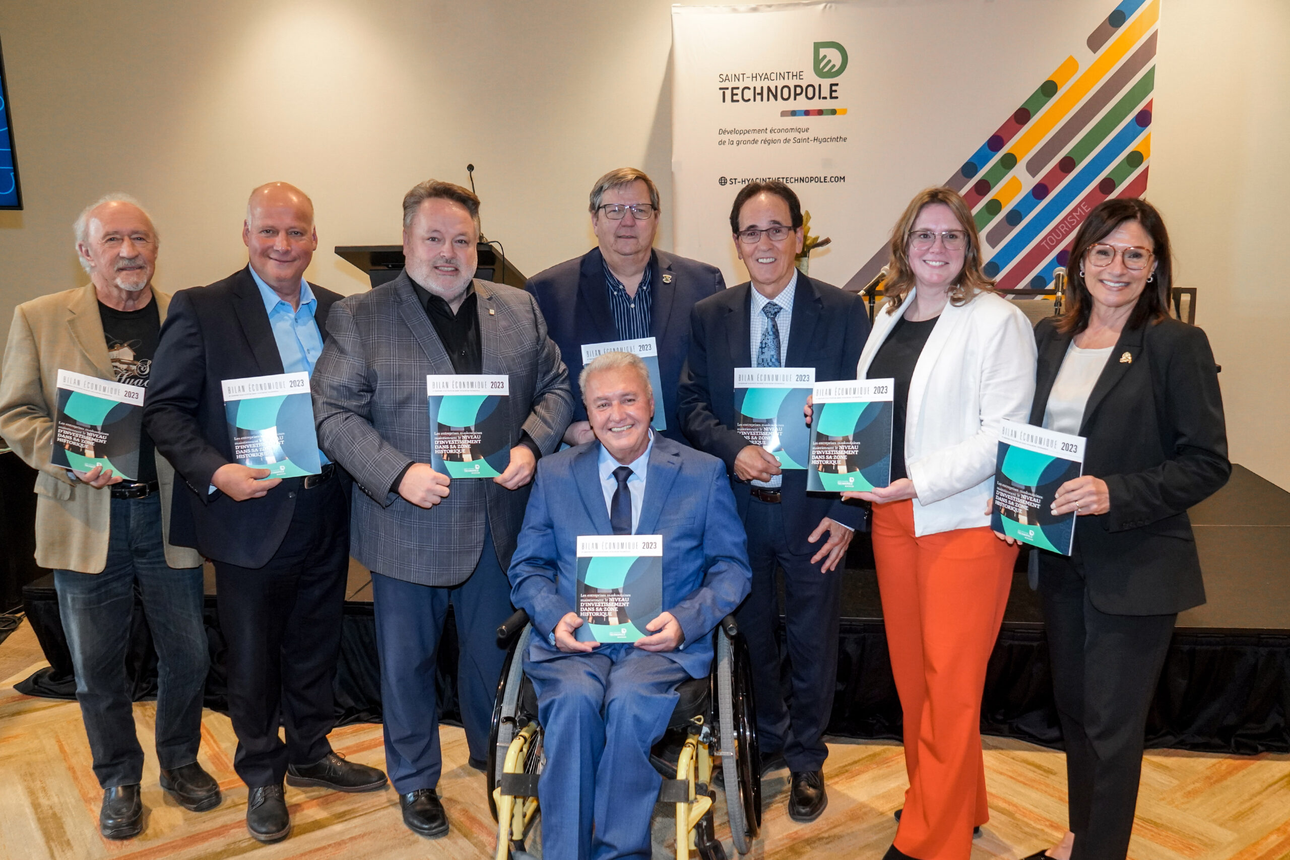 Le conseiller municipal Donald Côté, le maire de Saint-Simon et préfet de la MRC des Maskoutains, Simon Giard, le maire de Saint-Hyacinthe, André Beauregard, le maire de Sainte-Hélène-de-Bagot, Réjean Rajotte (à l’avant), le maire de Saint-Barnabé-Sud, Alain Jobin, le président sortant de Saint-Hyacinthe Technopole, Bernard Forget, la directrice générale de l’organisme, Karine Guilbault, et la mairesse de La Présentation, Louise Arpin. Photo François Larivière