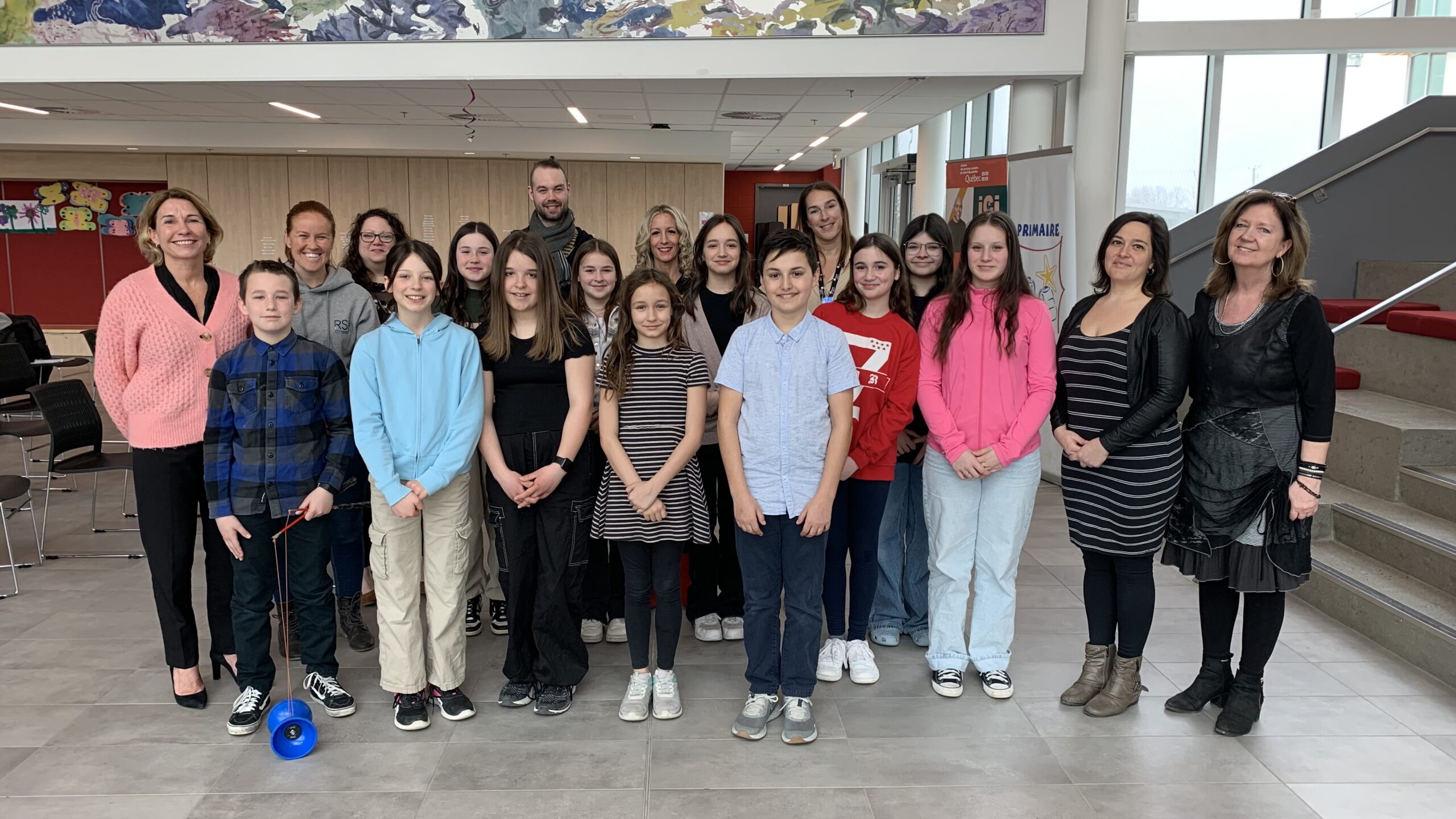 La 11e édition de Primaire en spectacle se tiendra le vendredi 26 avril à Saint-Hyacinthe. Sur la photo, on aperçoit des élèves finalistes, les élèves qui animeront la soirée ainsi que différents acteurs qui rendent ce rendez-vous possible, dont l’organisatrice Josée Desmarais (à droite).Photo gracieuseté