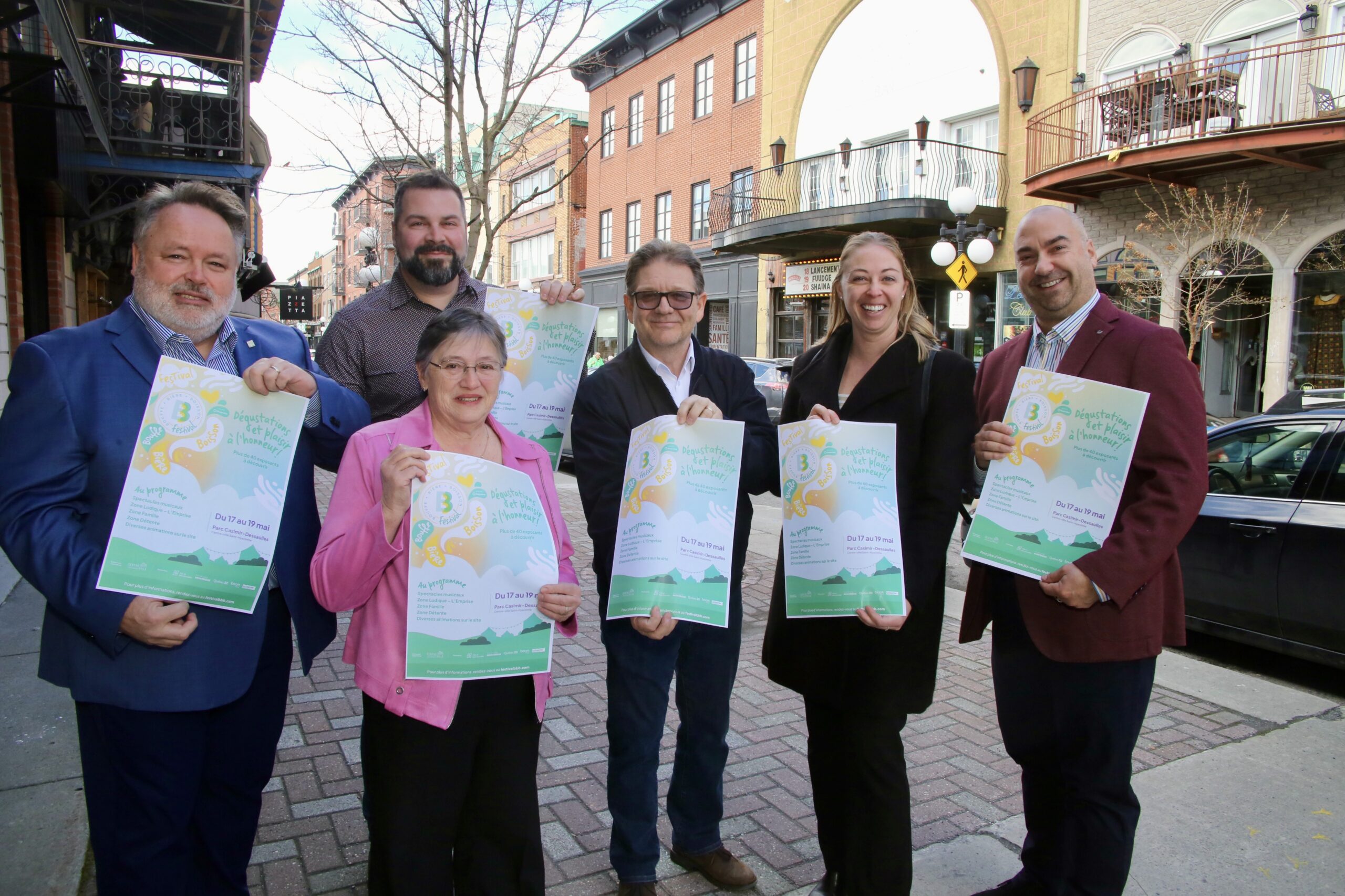 De nombreuses personnes ont mis la main à la pâte pour offrir une programmation estivale variée au centre-ville de Saint-Hyacinthe dans le cadre du 40e anniversaire de la Société de développement commercial (SDC) centre-ville, dont le retour du Festival Bouffe, Bière & Boisson. Sur la photo : André Beauregard, maire de Saint-Hyacinthe, Thomas Chaput, président de la SDC centre-ville Saint-Hyacinthe, Odette Perron, administratrice de la Caisse Desjardins de la Région de Saint-Hyacinthe, Paul Foisy, directeur général du Centre d’histoire de Saint-Hyacinthe, Marjorie Dubuc-Perras, de Tourisme Montérégie, et André Marcotte directeur général de la SDC centre-ville Saint-Hyacinthe. Photo Robert Gosselin | Le Courrier ©