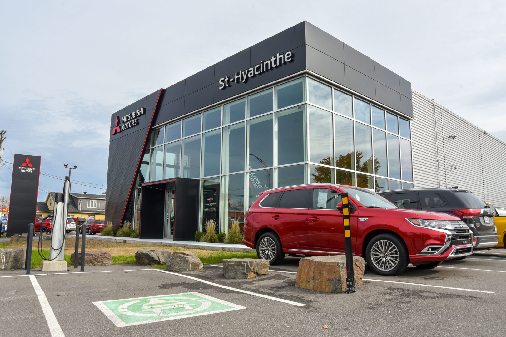 La concession Mitsubishi de Saint-Hyacinthe avait été la première en Amérique du Nord à adopter la nouvelle image de marque en 2019. Photothèque | Le Courrier ©