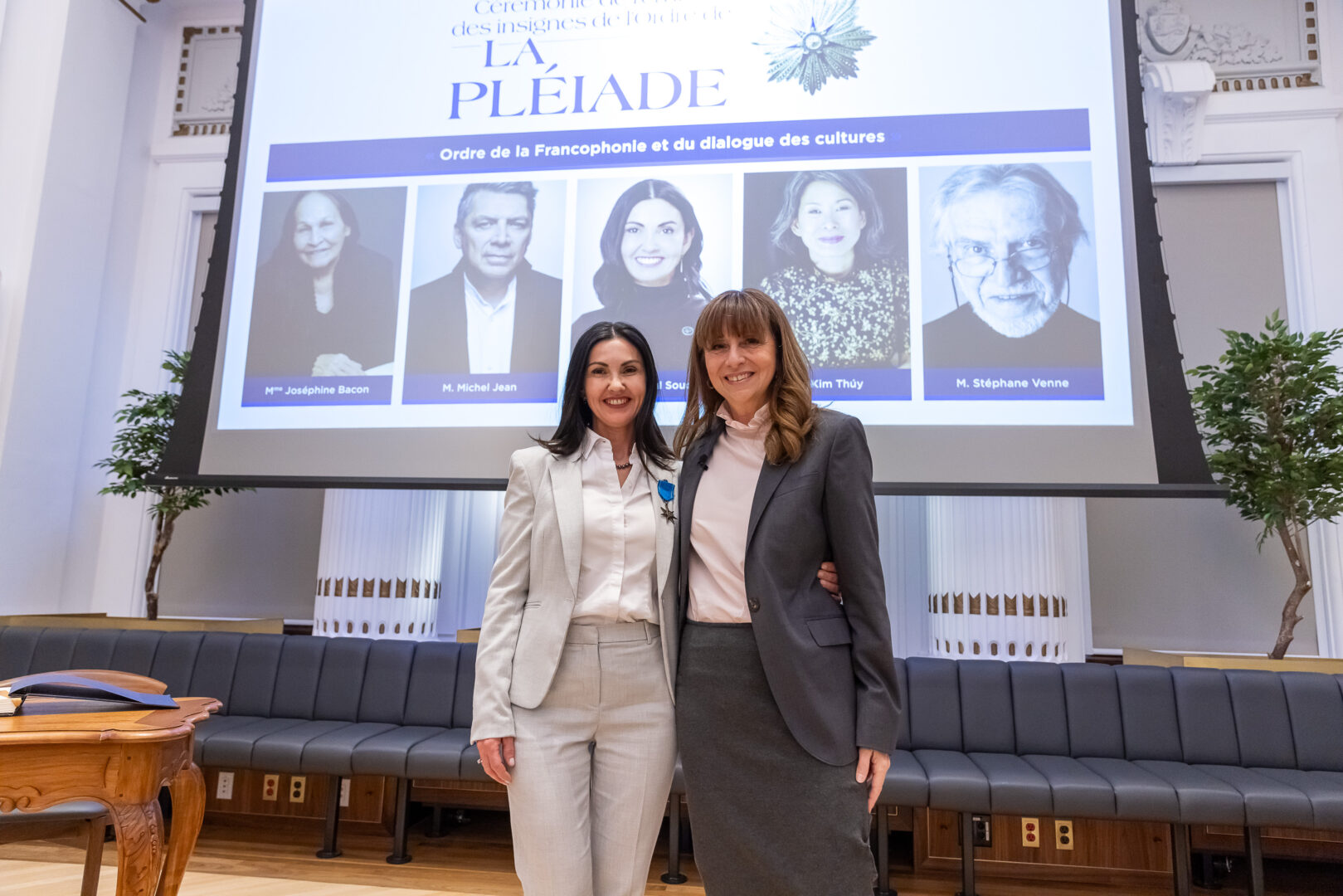 Chantal Soucy a reçu le grade de chevalière de l’Ordre de la Pléiade de la présidente de l’Assemblée nationale du Québec, Nathalie Roy. Photo gracieuseté