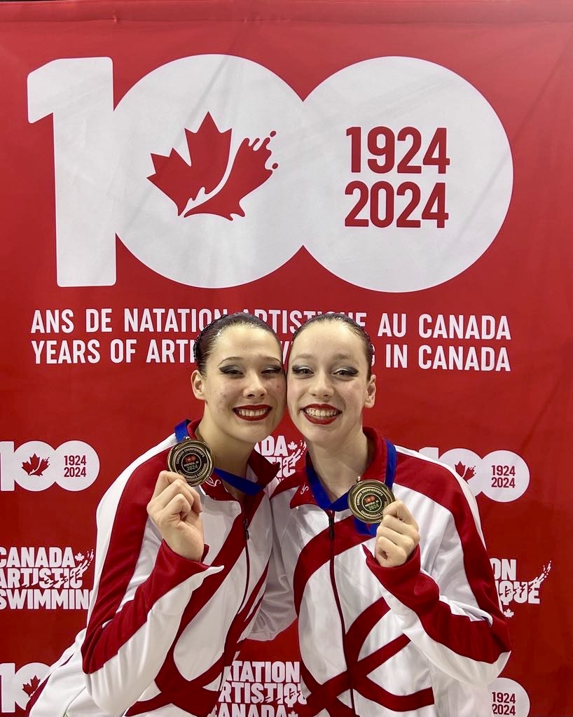 Les Maskoutaines Kelly-Anne Alie et Charlie Breault posent fièrement avec leur médaille d’or remportée en duo lors du championnat canadien de natation artistique. Photo gracieuseté