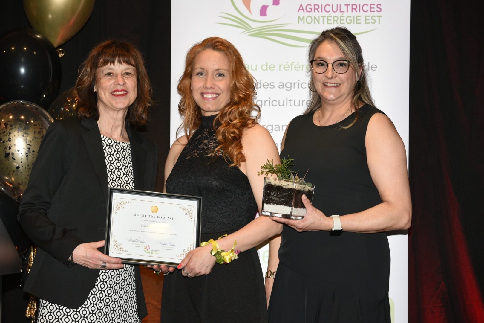 Carole Lussier (au centre), de la Ferme Luco à Saint-Dominique, a été désignée Agricultrice innovante. Photo gracieuseté