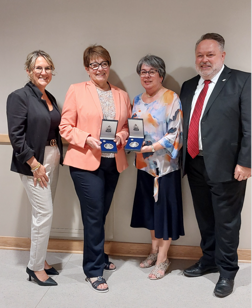 Chantal Roy, directrice générale du Comptoir-Partage La Mie, Claudine Gladu et Manon Lambert, bénévoles récipiendaires de la médaille de la lieutenante-gouverneure du Québec, et André Beauregard, maire de Saint-Hyacinthe. Photo gracieuseté