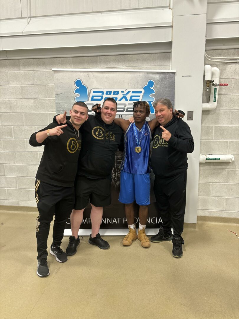 Bryan Ramirez (en bleu), du Club de boxe de Saint-Hyacinthe, a été l’un des champions des Gants de bronze. Photo gracieuseté