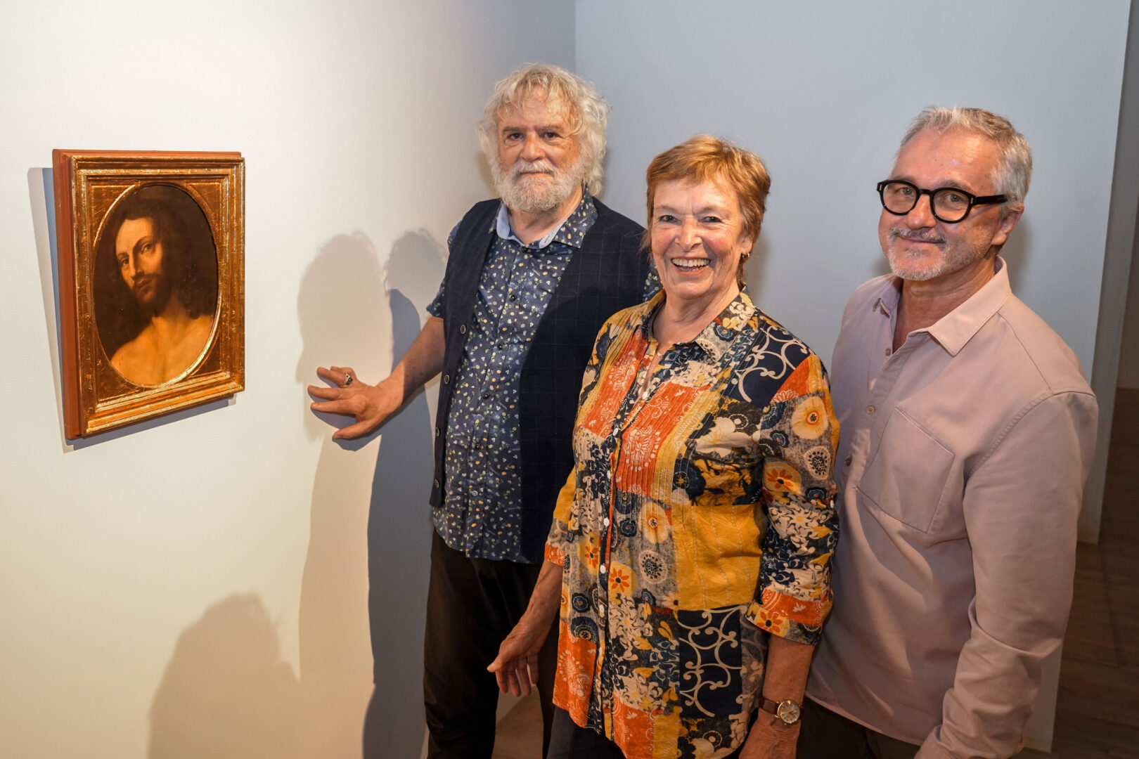 Sur la photo, on aperçoit le président d’Expression, Daniel LeBlond, aux côtés de la muséologue Suzanne Saint-Amour, membre du conseil d’administration d’Expression, et du directeur général d’Expression, Marcel Blouin. Ils présentent l’une des œuvres offertes par les Dominicains en vue du projet de Musée d’art et société. Photo François Larivière | Le Courrier ©