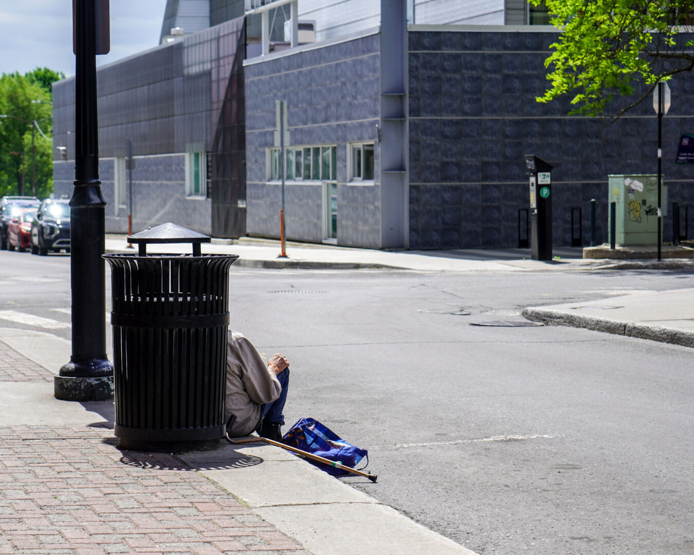 De plus en plus de personnes flânent au centre-ville de Saint-Hyacinthe, créant parfois un sentiment d’inconfort auprès des visiteurs et commerçants. Photo François Larivière | Le Courrier ©