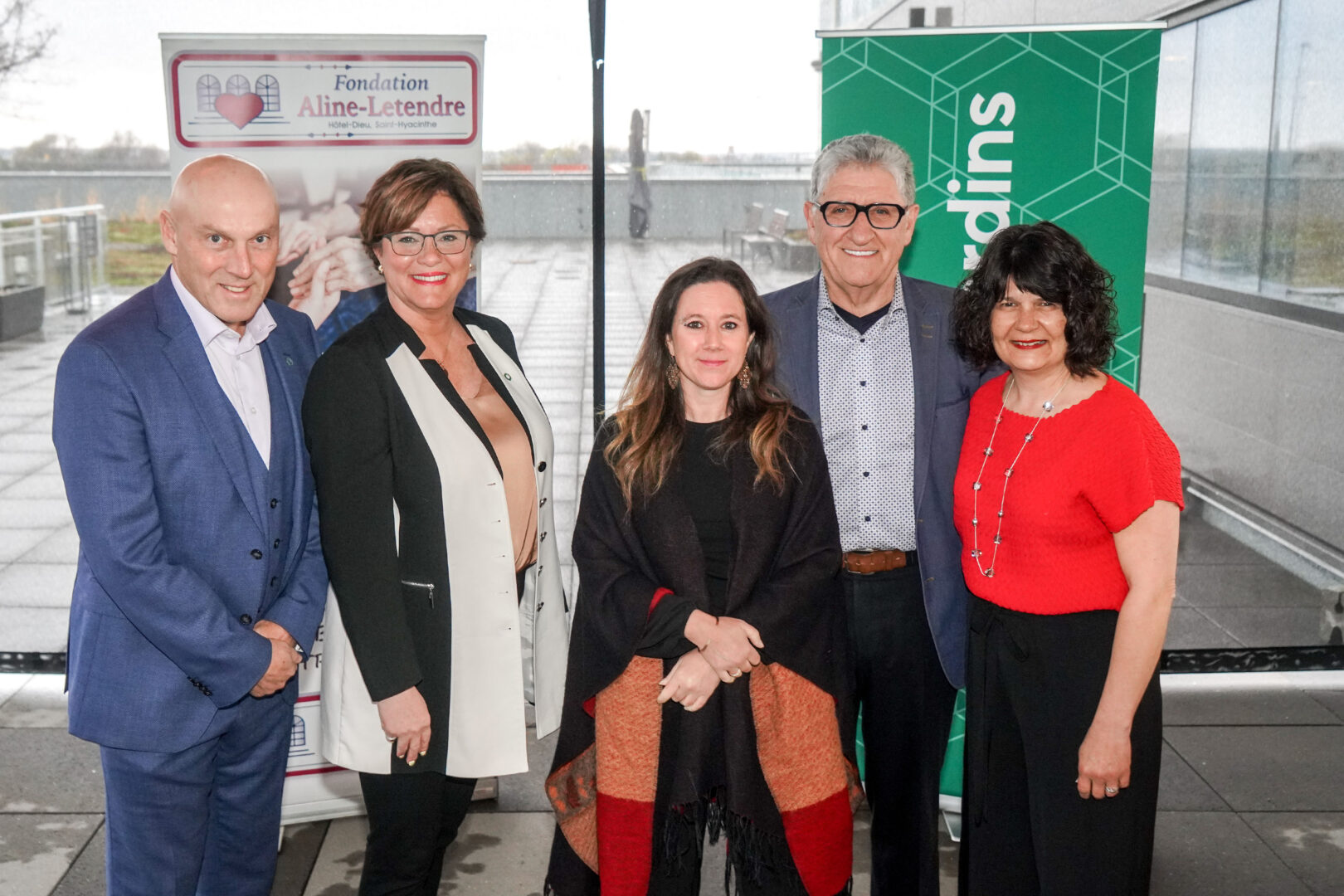 Daniel Turgeon, directeur du Centre Desjardins aux entreprises Richelieu-Yamaska, Nathalie-Lise Giguère, directrice générale de la Caisse Desjardins de Saint-Hyacinthe, Karine Beauchamp, directrice générale de la Fondation Aline-Letendre, Jean-Guy Brillon, président du comité de la Grande dégustation de prestige, et Nathalie Allard, présidente de la Fondation Aline-Letendre. Photo François Larivière | Le Courrier ©