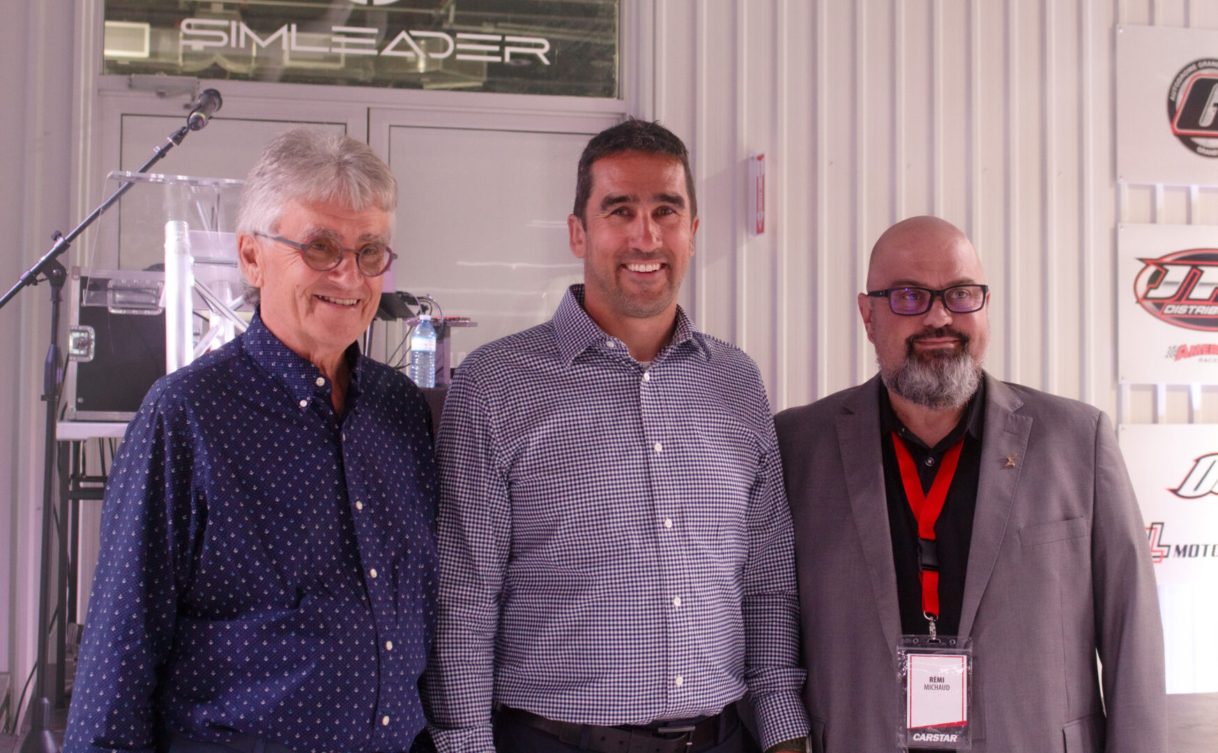 Guy Lussier et son fils Dominic, respectivement président et vice-président du concessionnaire Lussier Chevrolet Buick GMC Corvette Ltée, posent en compagnie de Rémi Michaud, spécialiste des opérations Québec chez CARSTAR. Photo gracieuseté