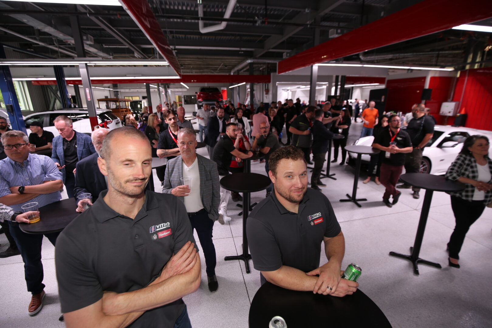 Près de 200 invités ont souligné l’ouverture des nouveaux locaux de Carrosserie CARSTAR de Saint-Hyacinthe. Photo Robert Gosselin | Le Courrier ©