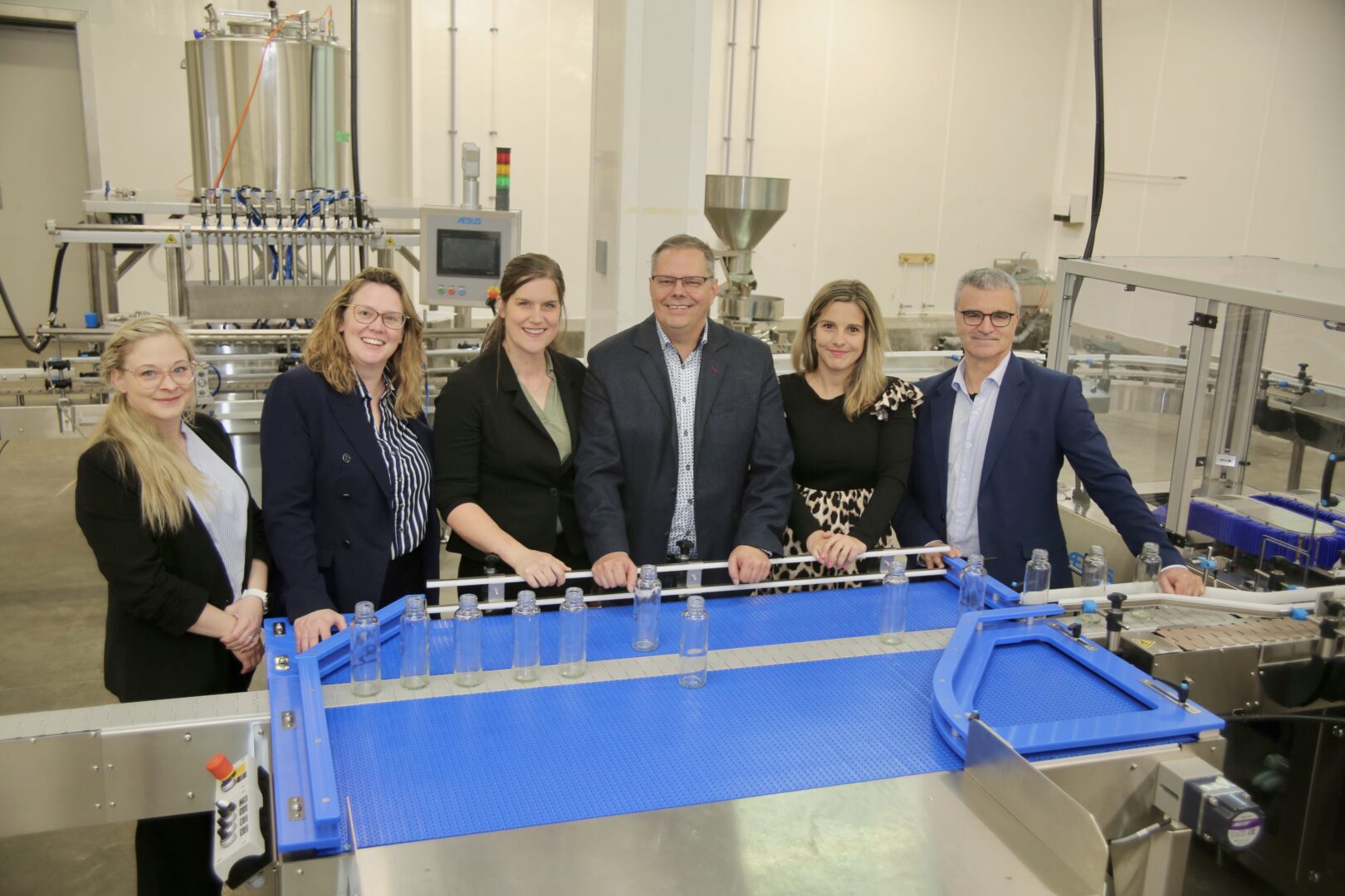 Jessica Brin, responsable assurance qualité chez Cintech agroalimentaire, Karine Guilbault, directrice générale de Saint-Hyacinthe Technopole, Myriam Dubreuil et Patrick Malo, respectivement vice-présidente et président de La Fabrique à saveurs, Marie-Hélène Demers, mairesse de Sainte-Madeleine, et Jean Lacroix, président-directeur général de Cintech agroalimentaire. Photo Robert Gosselin