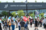 Les employés du secteur public manifestent au Conseil général de la CAQ