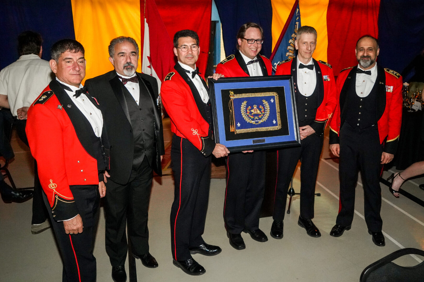 Au centre, le Commandant du 6e Bataillon, le Lieutenant-colonel Sébastien Campagna, et le Lieutenant-colonel honoraire sortant, Benoit Chartier, sont entourés de quatre anciens commandants du 6e Bataillon : le Lieutenant-colonel François Couture, le Lieutenant-colonel Steve Hétu, le Lieutenant-colonel Luc Charlebois et du Maskoutain le Brigadier général Dan Chafaï, invité d’honneur du souper aux chandelles.