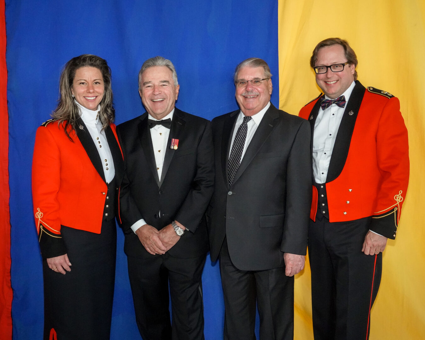 La Lieutenante-colonelle honoraire Nellie Robin en compagnie de trois anciens lieutenants-colonels honoraires du 6e Bataillon du Royal 22e Régiment : Robert Robin, Pierre Solis et Benoit Chartier.