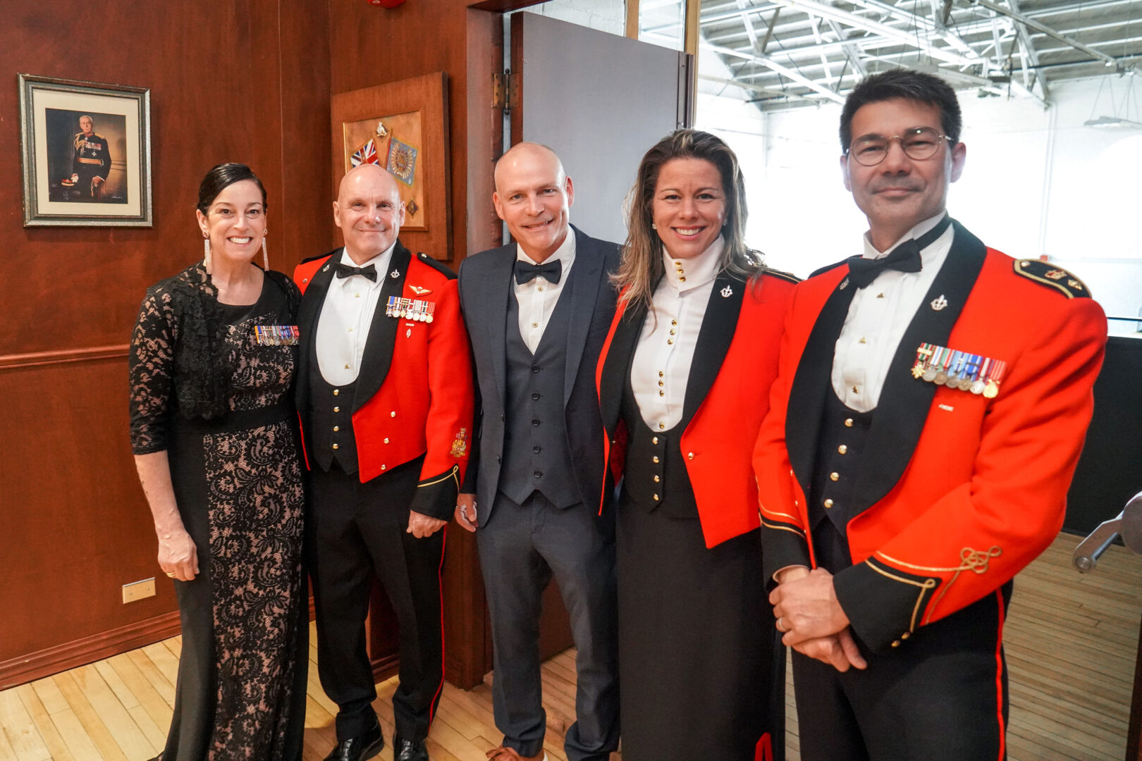 L’adjudant-chef du 6e Bataillon, Paul Chagnon, et sa conjointe Nancy Guay, la Lieutenante-colonelle honoraire Nellie Robin et son conjoint Mathieu Roy, puis le Lieutenant-colonel Sébastien Campagna.