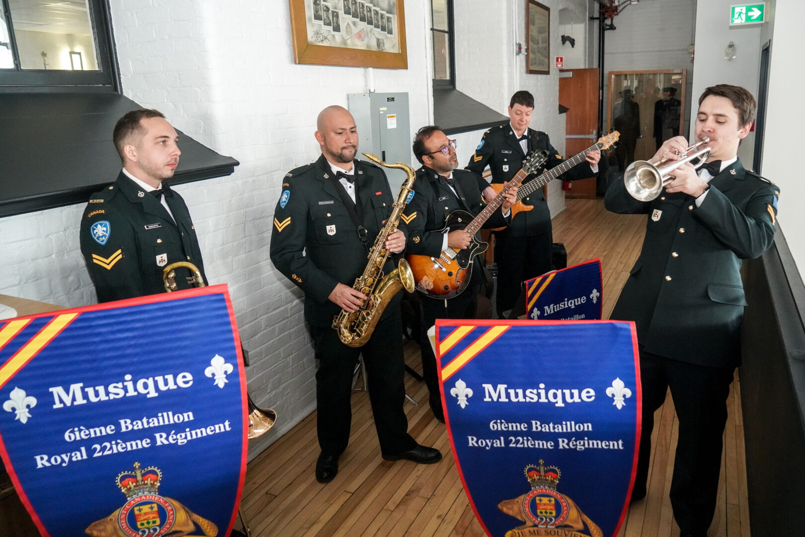 L’ambiance du cocktail dans le mess des officiers du Manège militaire de Saint-Hyacinthe et du souper aux chandelles a été assurée par la Musique du 6e Bataillon du Royal 22e Régiment.