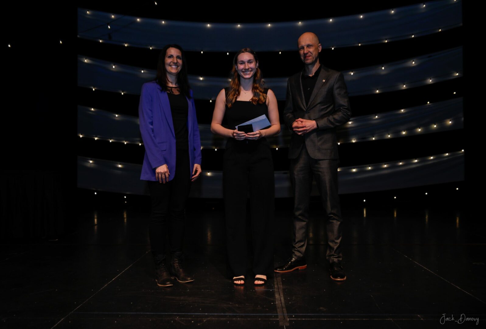 Arianne Thibeault, du Cégep de Saint-Hyacinthe, entourée de Geneviève Pelletier-Jacques, chargée de projet de la Zone d’innovation agroalimentaire, et de Wolfgang Krotter, directeur des études du Cégep de Saint-Hyacinthe. Photo gracieuseté