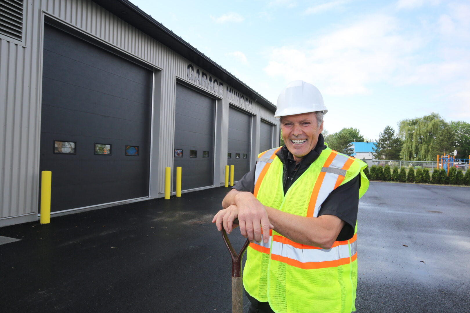 Yvon Daigle, maire de Saint-Louis, devant le nouveau garage municipal qui sera inauguré le dimanche 9 juin lors d’une grande fête à laquelle toute la population est conviée dès 14 h. Photo Robert Gosselin | Le Courrier ©