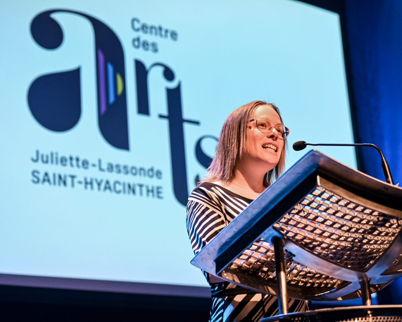 Anouk Charbonneau, directrice générale par intérim, a dévoilé le nouveau logo du Centre des arts Juliette-Lassonde. Photo François Larivière | Le Courrier ©