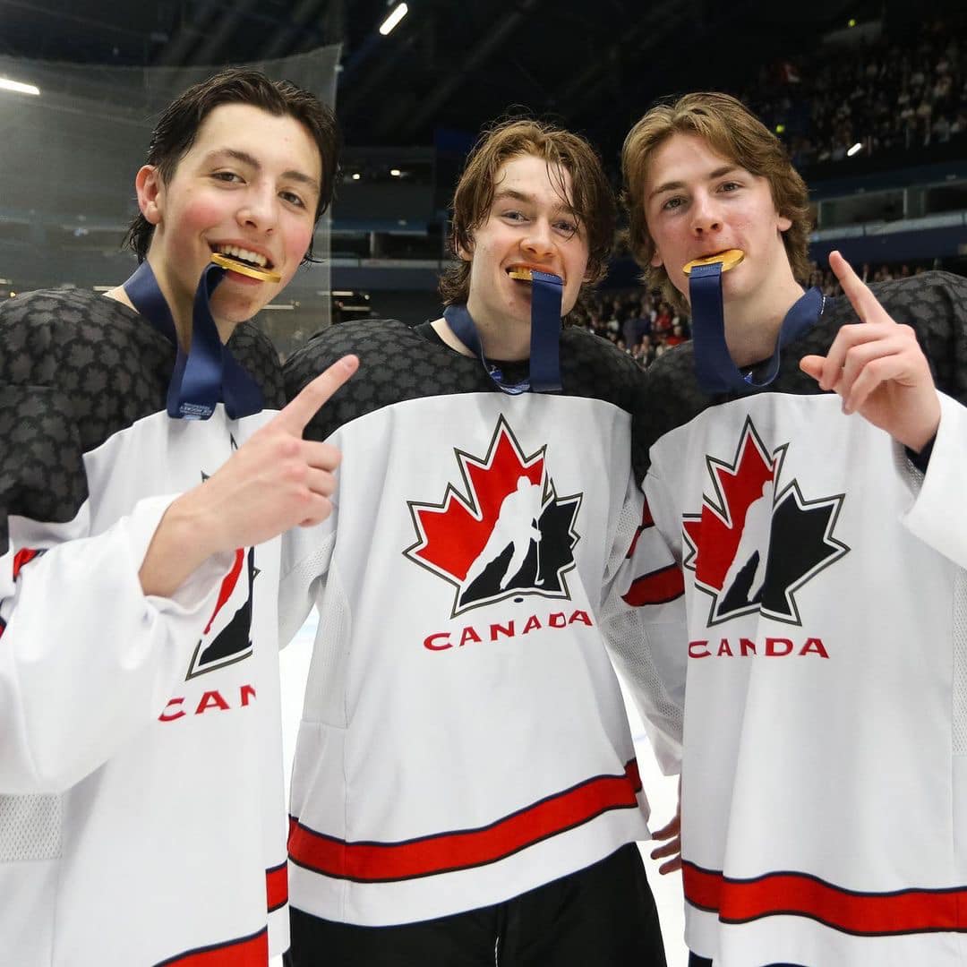 Le Maskoutain Caleb Desnoyers (à gauche) pose avec sa médaille d’or en compagnie de Spencer Gill et Maxim Massé après le triomphe d’Équipe Canada au Championnat du monde de hockey des moins de 18 ans. Photo Facebook LHJMQ
