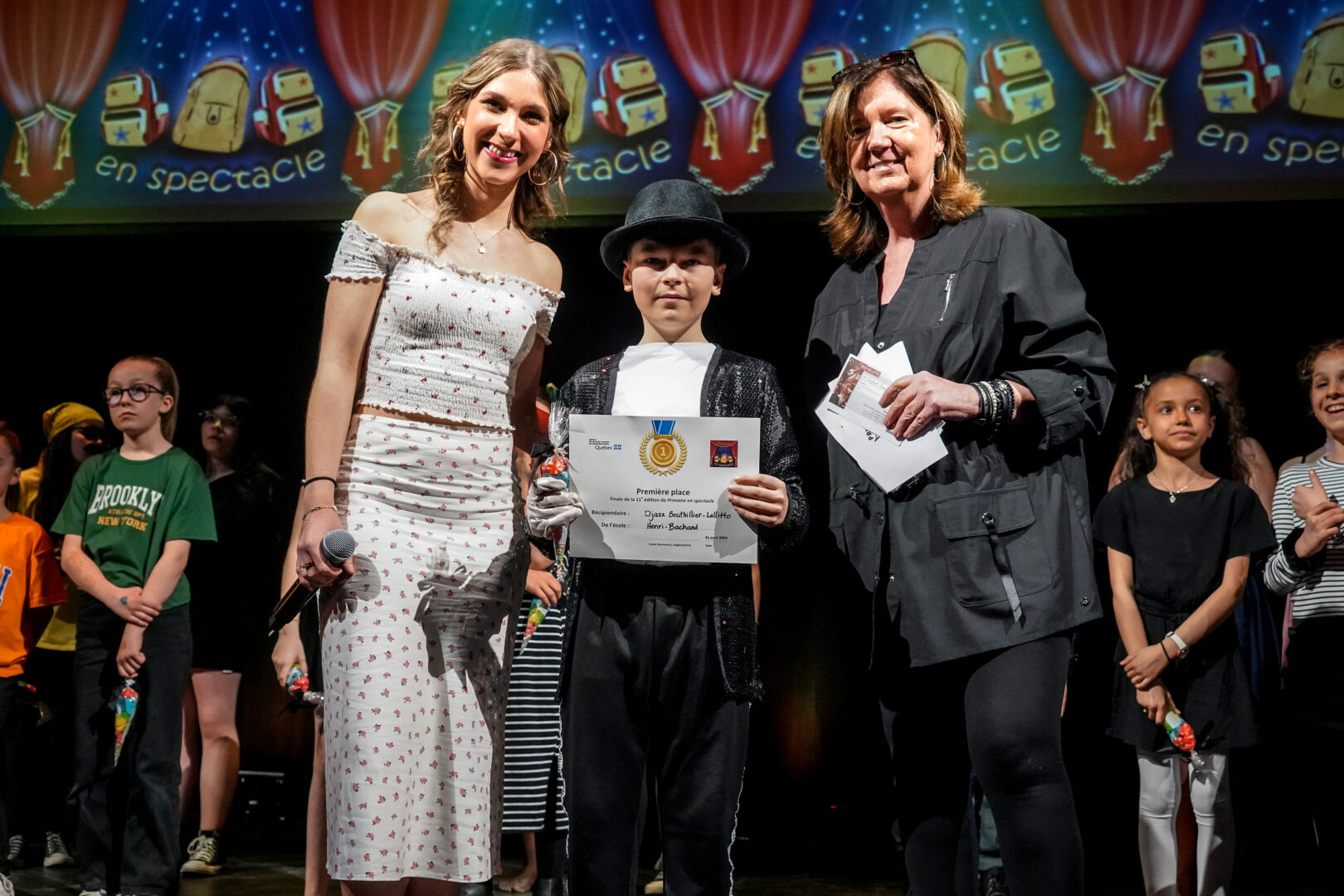 Sur la photo, on aperçoit Leticia Jimenez, chanteuse et participante à l’émission La Voix, Djazz Bouthillier-Lallitto, gagnant de la première place de Primaire en spectacle, et Josée Desmarais, organisatrice du concours. Photo François Larivière | Le Courrier ©