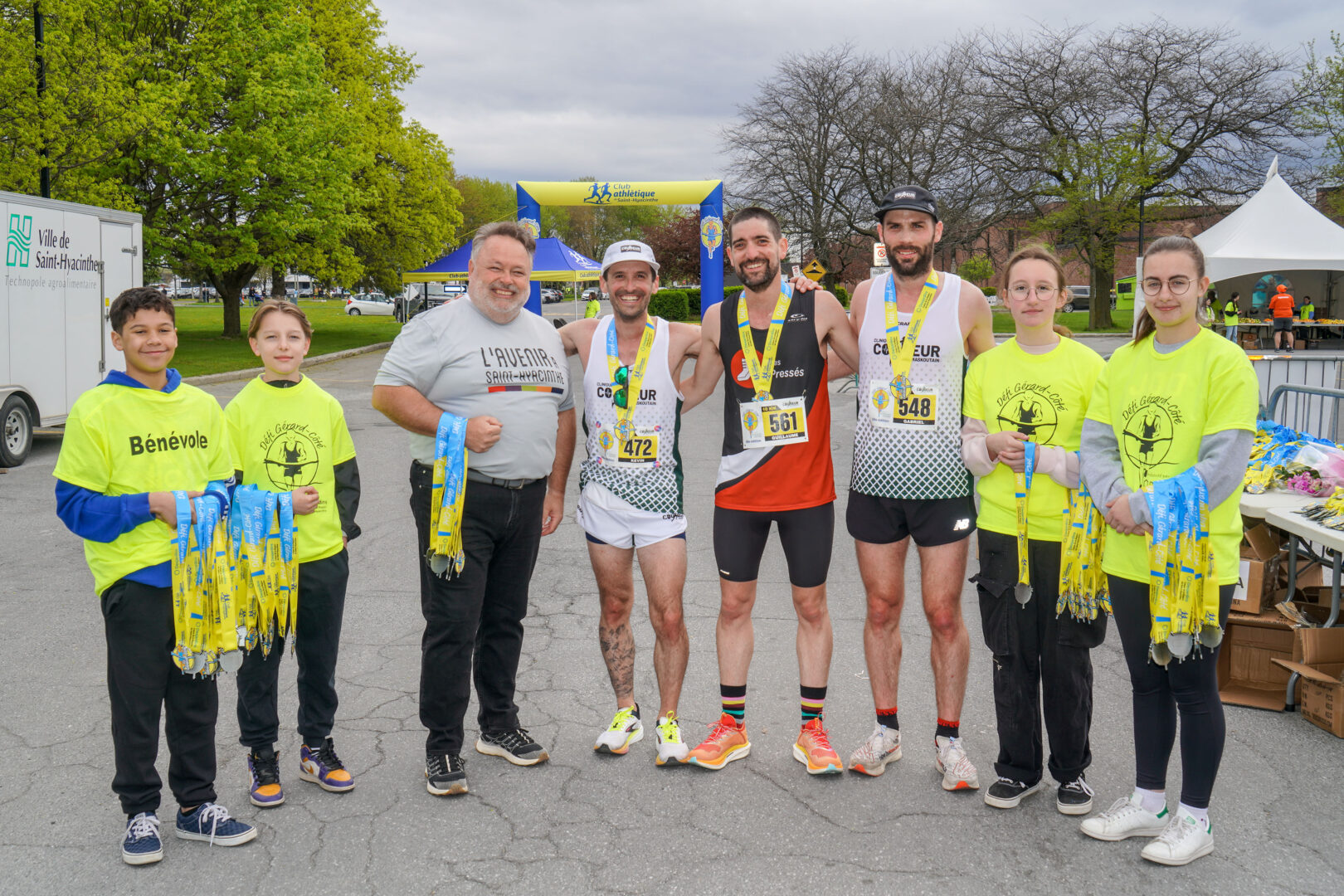 Le maire de Saint-Hyacinthe, entouré de jeunes bénévoles, a accueilli les participants du Défi Gérard-Côté au fil d’arrivée afin de leur remettre leur médaille. Photo François Larivière | Le Courrier ©