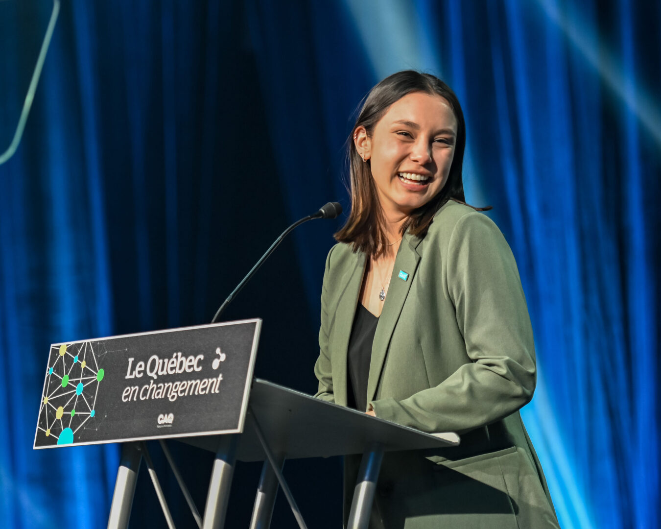 Originaire de Saint-Hyacinthe, la présidente de l’aile jeunesse de la CAQ, Aurélie Diep, a livré un discours tout juste avant le premier ministre François Legault lors du Conseil général de la CAQ, le 25 mai, au Centre de congrès de Saint-Hyacinthe. Photo François Larivière | Le Courrier ©