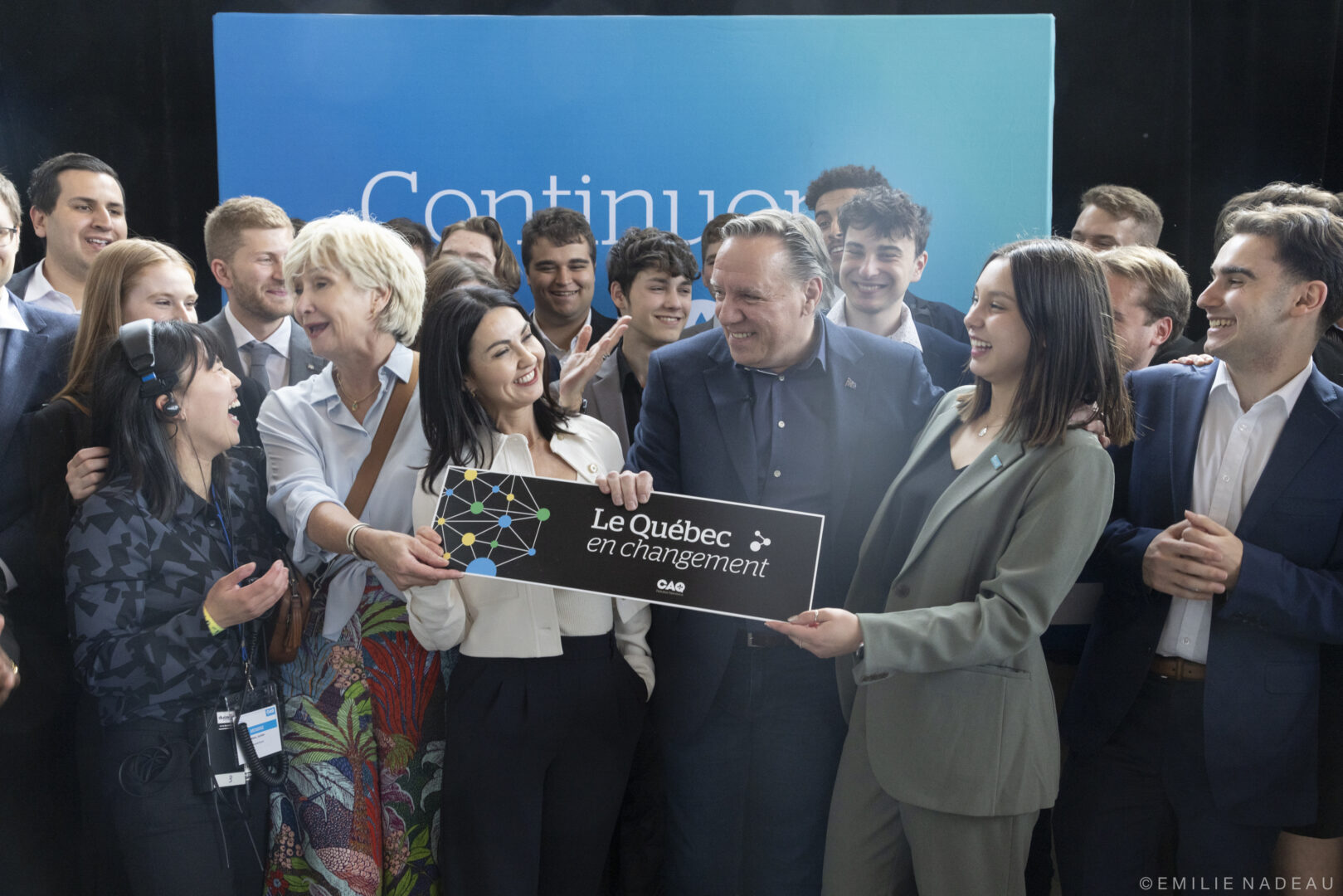 À l’avant, la députée de Saint-Hyacinthe, Chantal Soucy, le premier ministre François Legault et la présidente de l’aile jeunesse de la CAQ, Aurélie Diep, lors du Conseil général du parti. Photo gracieuseté