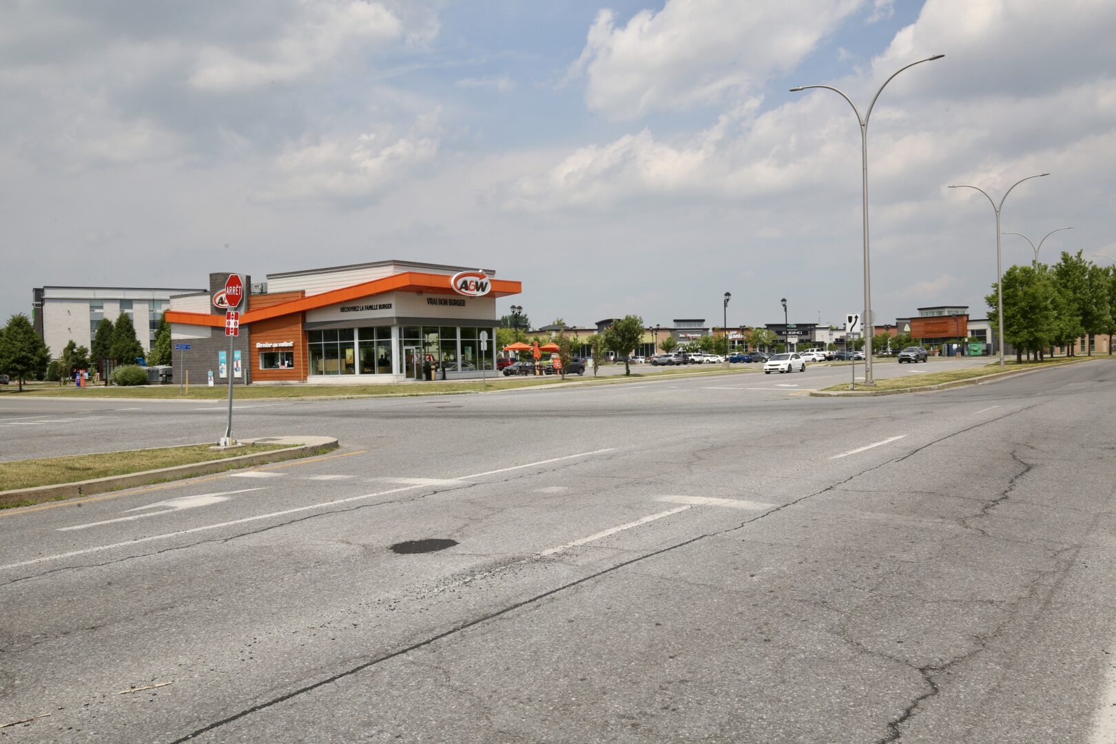 L’intersection entre le boulevard Casavant Est et la rue Daniel-Jonhson est la première de quatre intersections qui verront apparaître des feux de circulation dans ce secteur. Photo Robert Gosselin | Le Courrier ©