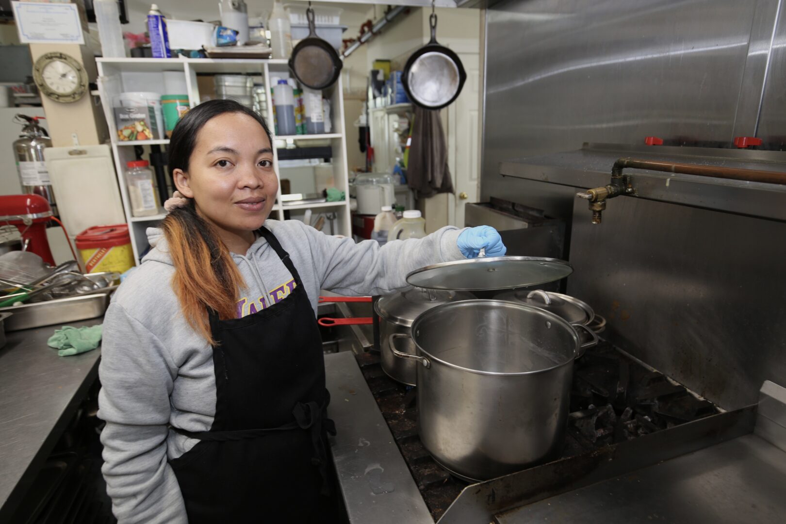 Dans les plats qu’elle prépare quotidiennement, Tsirisoa Raminonjanahary tente toujours d’ajouter sa touche personnelle pour offrir aux résidents du Manoir Saint-Damase une alimentation enrichie pour leur plus grand bonheur. Photo Robert Gosselin | Le Courrier ©