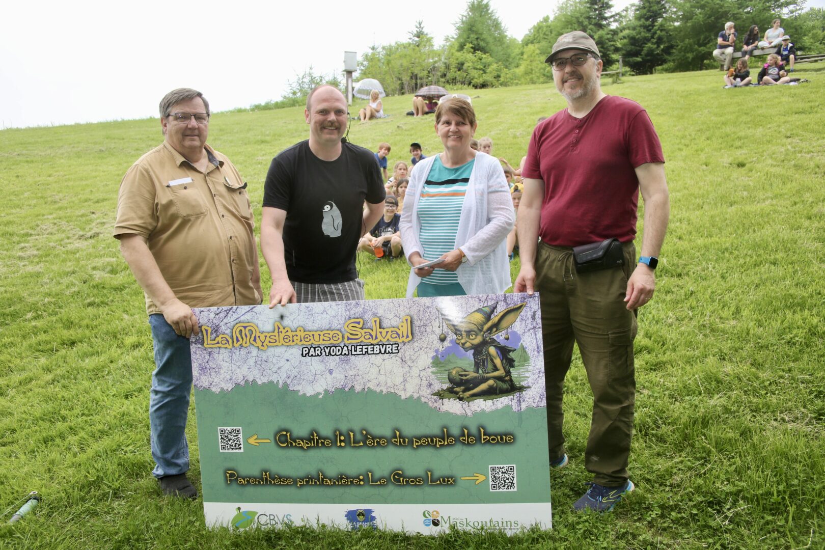 Alain Jobin, maire de Saint-Barnabé-Sud, Yoda Lefebvre, animateur, Marguerite Desrosiers, mairesse de Saint-Marcel-de-Richelieu, et Guy Fitzgérald, président de Chouette à voir! et secrétaire du Comité de bassin versant de la rivière Salvail. Photo Robert Gosselin | Le Courrier ©