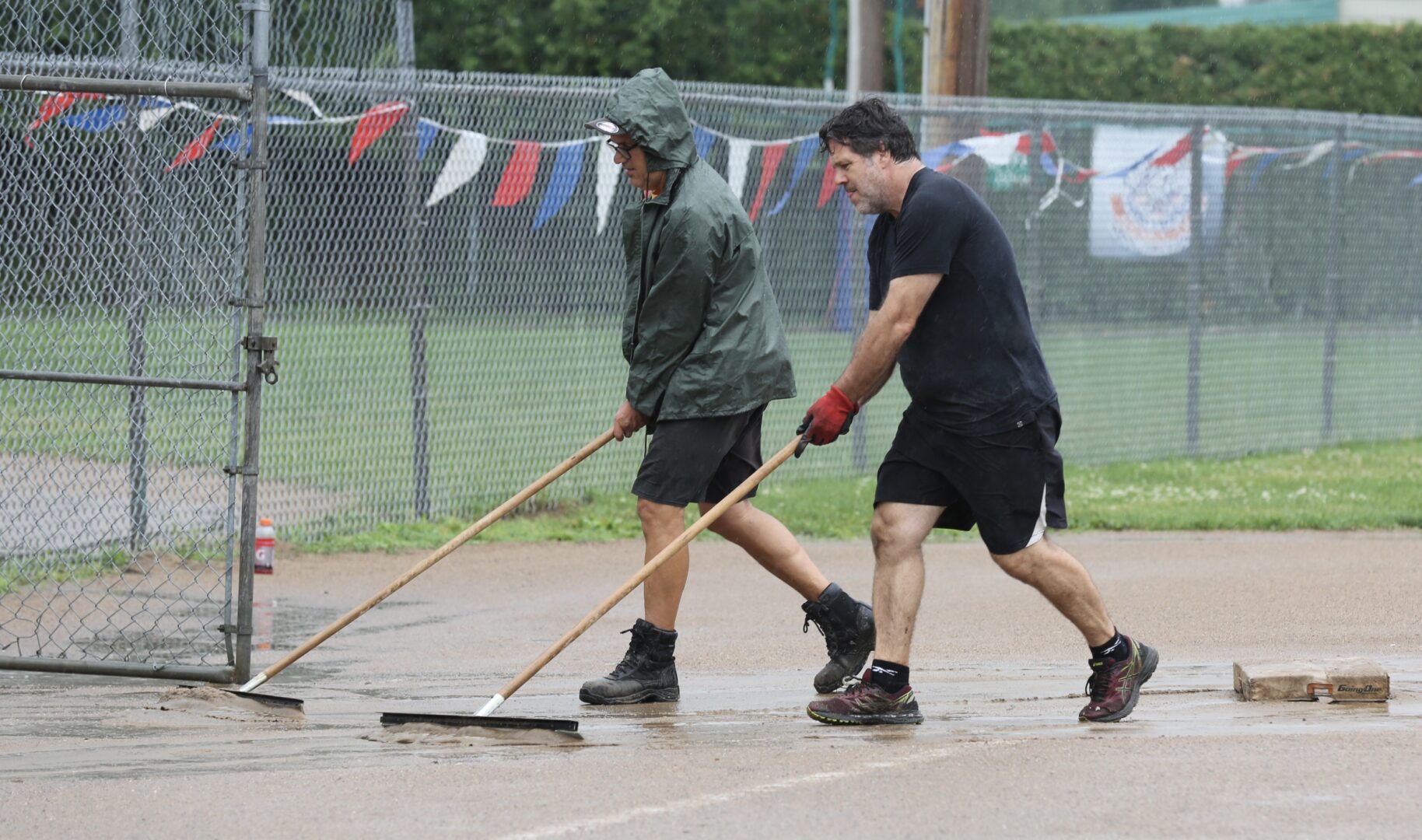 Les bénévoles du Tournoi de baseball 11U affectés à l’entretien du terrain en ont eu plein les bras dimanche avec les précipitations. Grâce à leur travail, les demi-finales et la finale de la classe A ont pu avoir lieu, mais les derniers matchs de la classe B ont dû être repoussés. Photo Robert Gosselin | Le Courrier ©