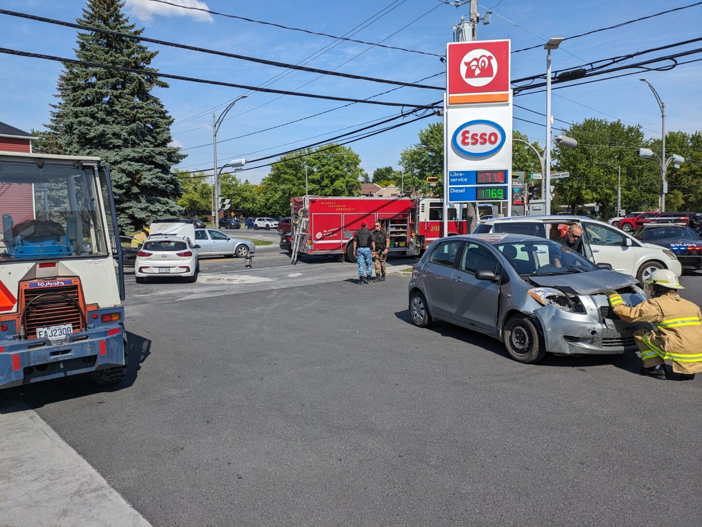 Un tracteur a arraché le mât électrique d’une résidence de l’avenue Castelneau, dans le quartier Douville, à Saint-Hyacinthe, le 30 mai, en fin d’après-midi.Photo Adam Bolestridge | Le Courrier ©