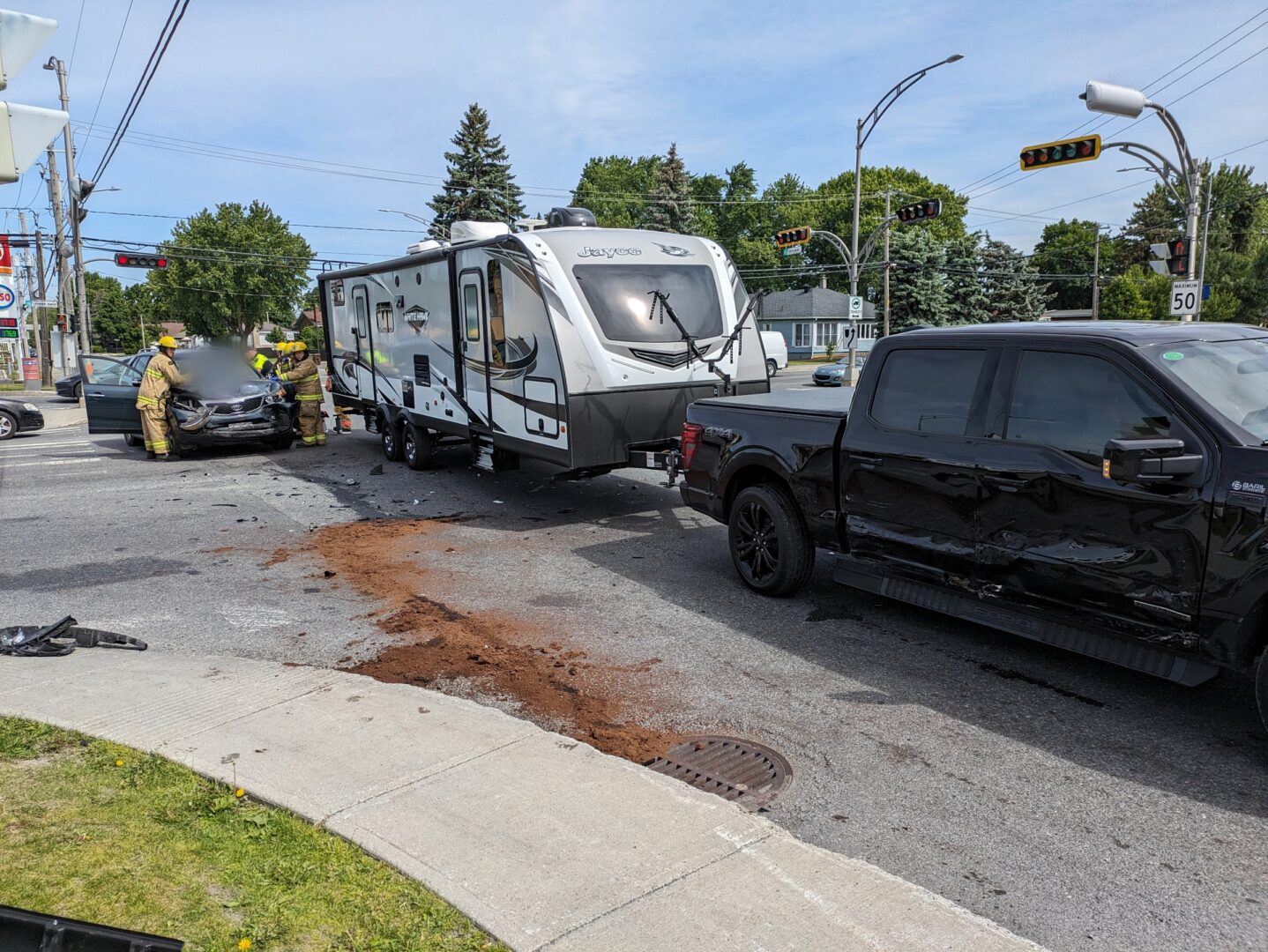 Un conducteur n’a pas respecté une lumière rouge à la même intersection, causant un accident, le 2 juin au matin. Photo Adam Bolestridge | Le Courrier ©