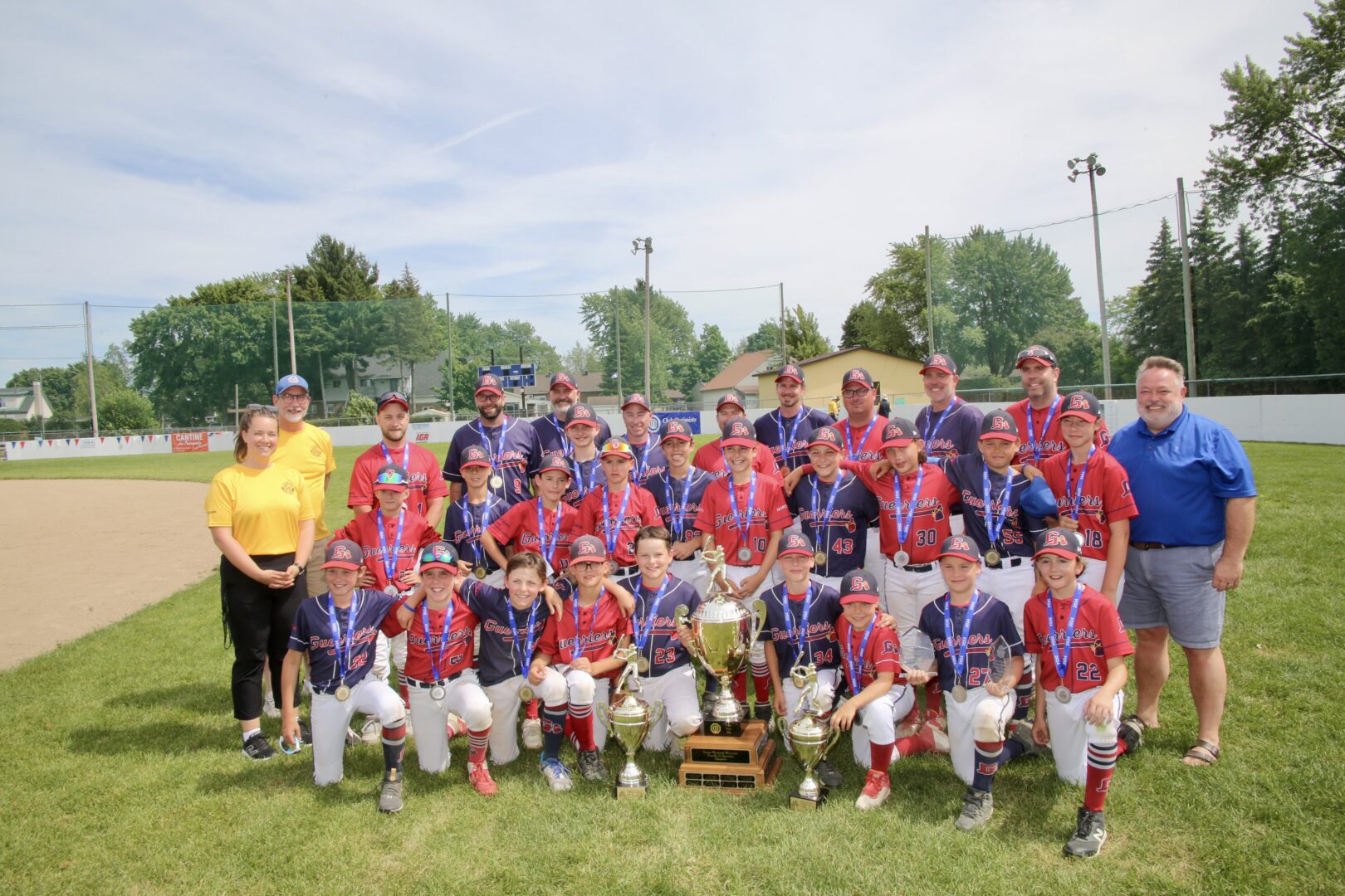 Grandes vedettes de la finale dans la classe AA, les Guerriers Rouges et Bleus de Richelieu-Yamaska se sont rassemblés pour célébrer leurs belles performances respectives. Photo Robert Gosselin | Le Courrier ©