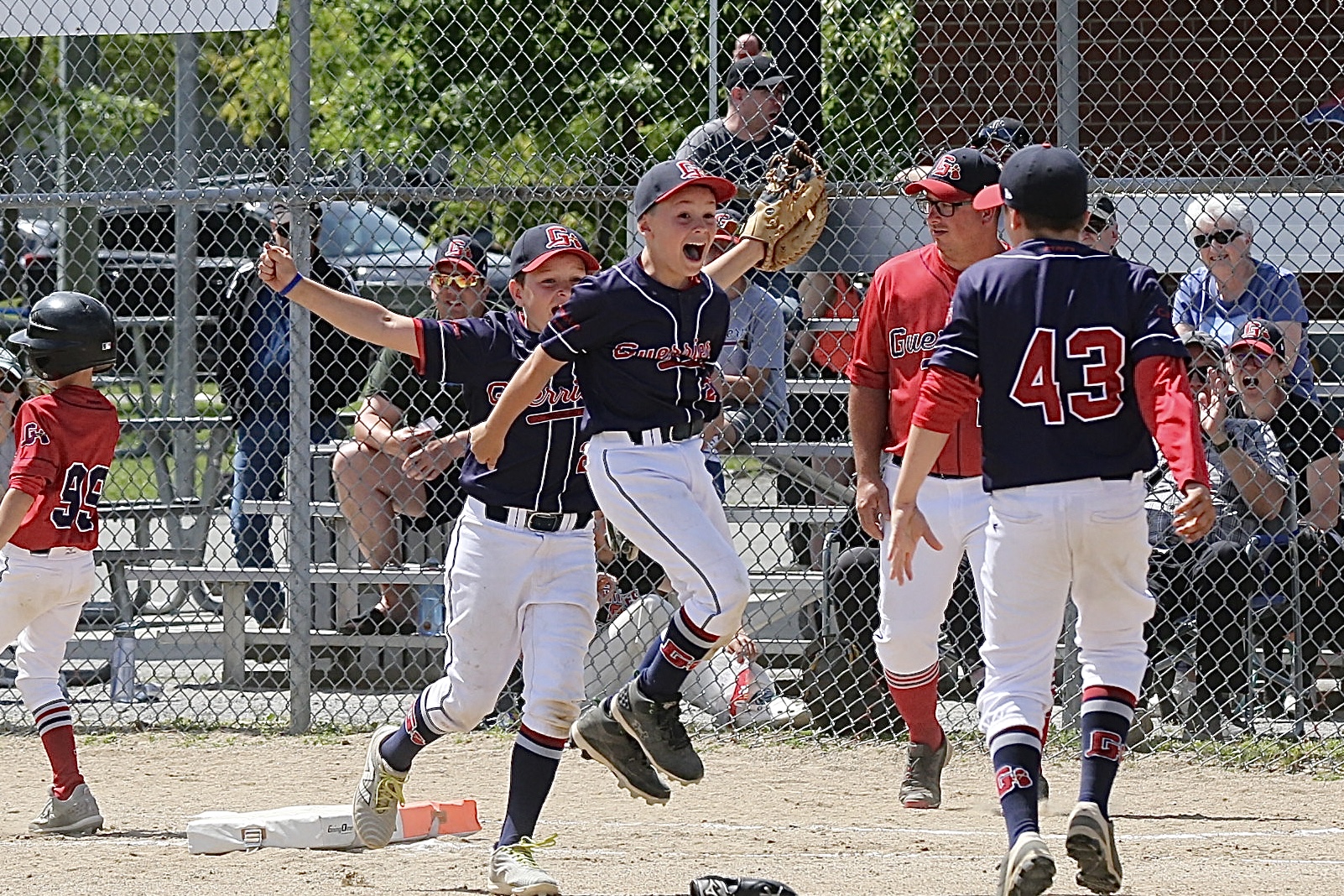 Ce sont les Guerriers Bleus de Richelieu-Yamaska qui sont rentrés à la maison avec le gros trophée remis aux champions de la classe AA. Photo Robert Gosselin | Le Courrier ©